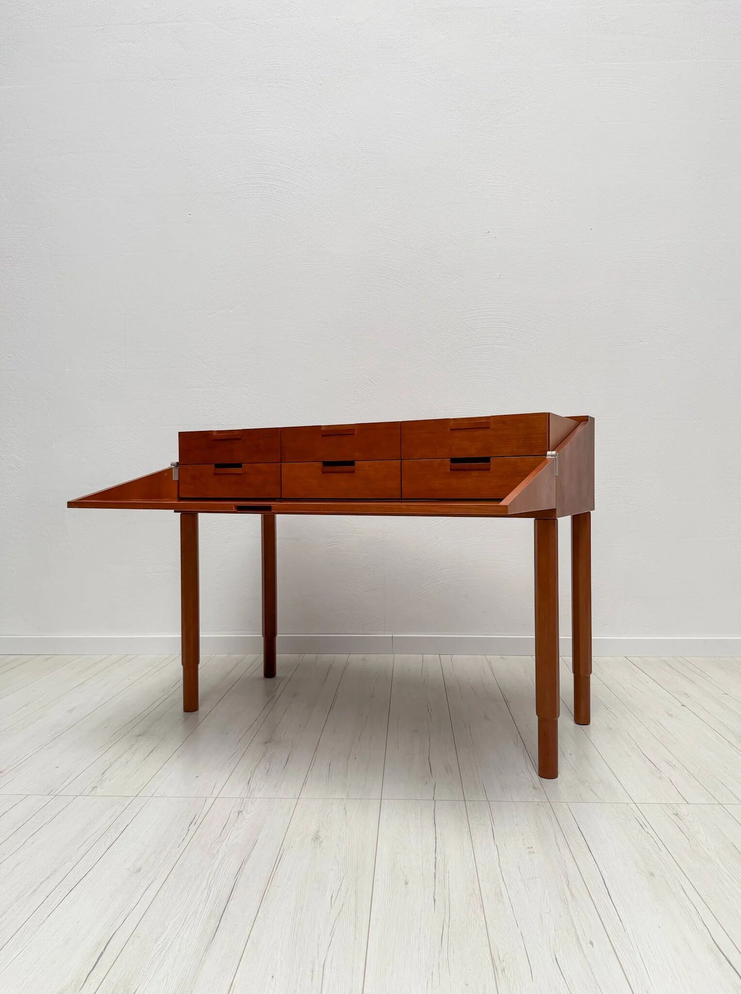 Bureau postmoderne par Antonio Citterio pour B&B Italia en bois de cerisier, années 1980
