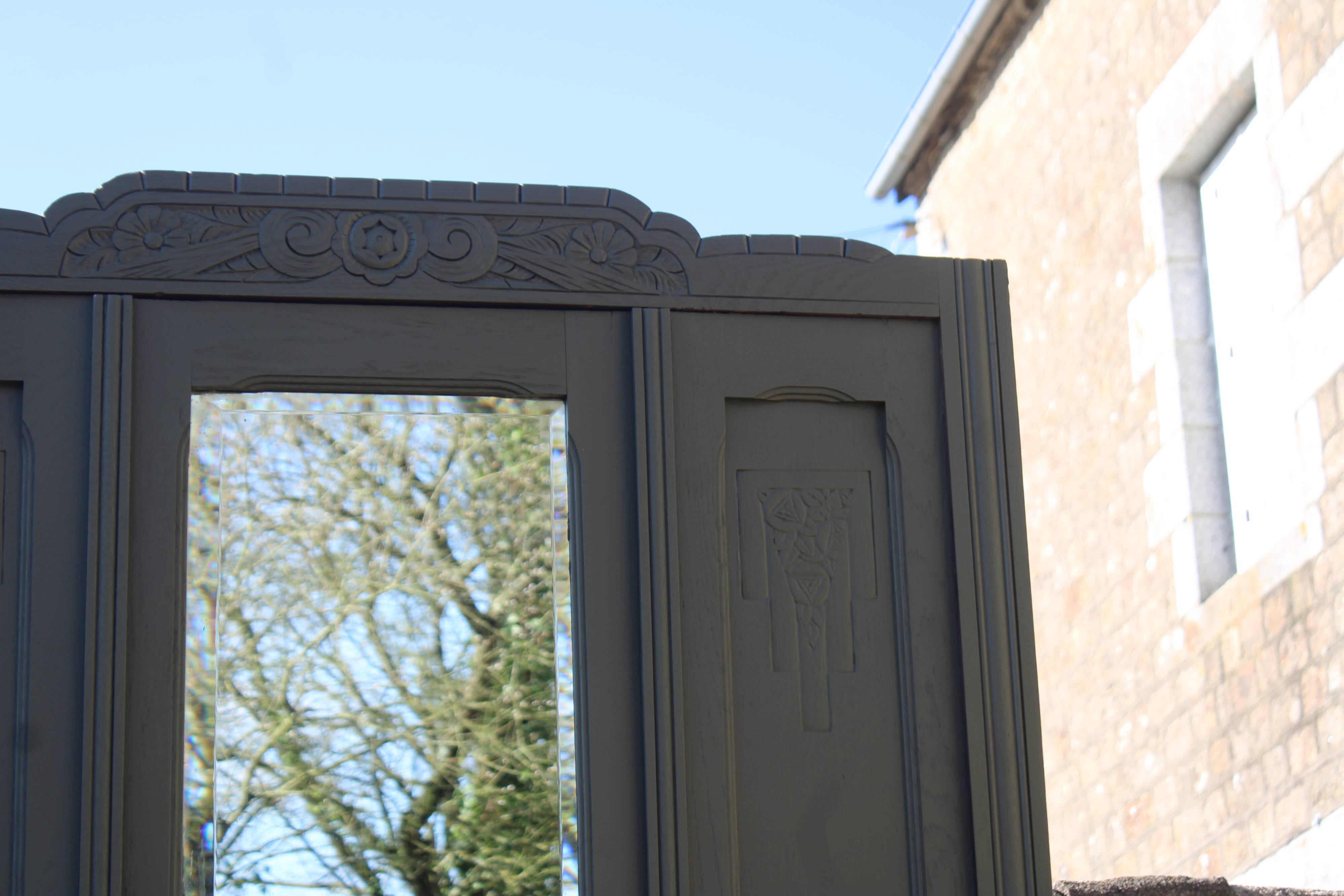 Art Deco wardrobe with three doors – Kaki Barda (Liberon)