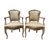 Paire de fauteuils cabriolet de style Louis XV en hêtre patiné XX siècle