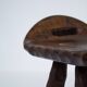 Ensemble de deux tabourets en bois sculptés à la main avec poignées.