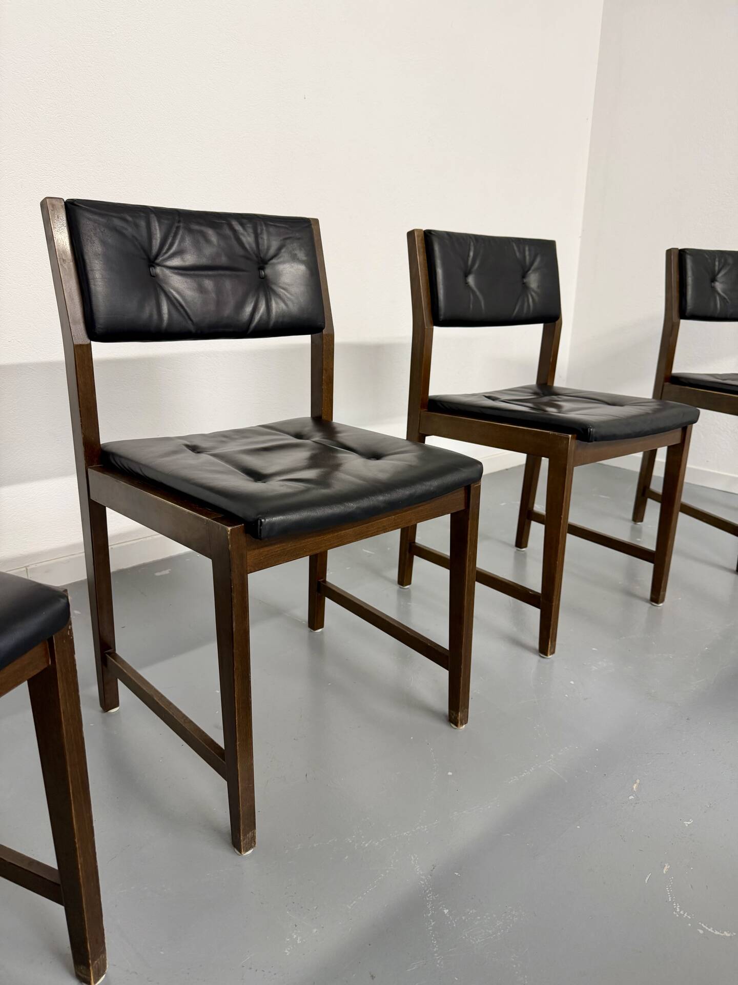Lot of 6 Scandinavian design chairs in wood and black faux leather an70.