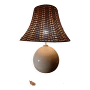 Lampe céramique avec abat-jour rotin.