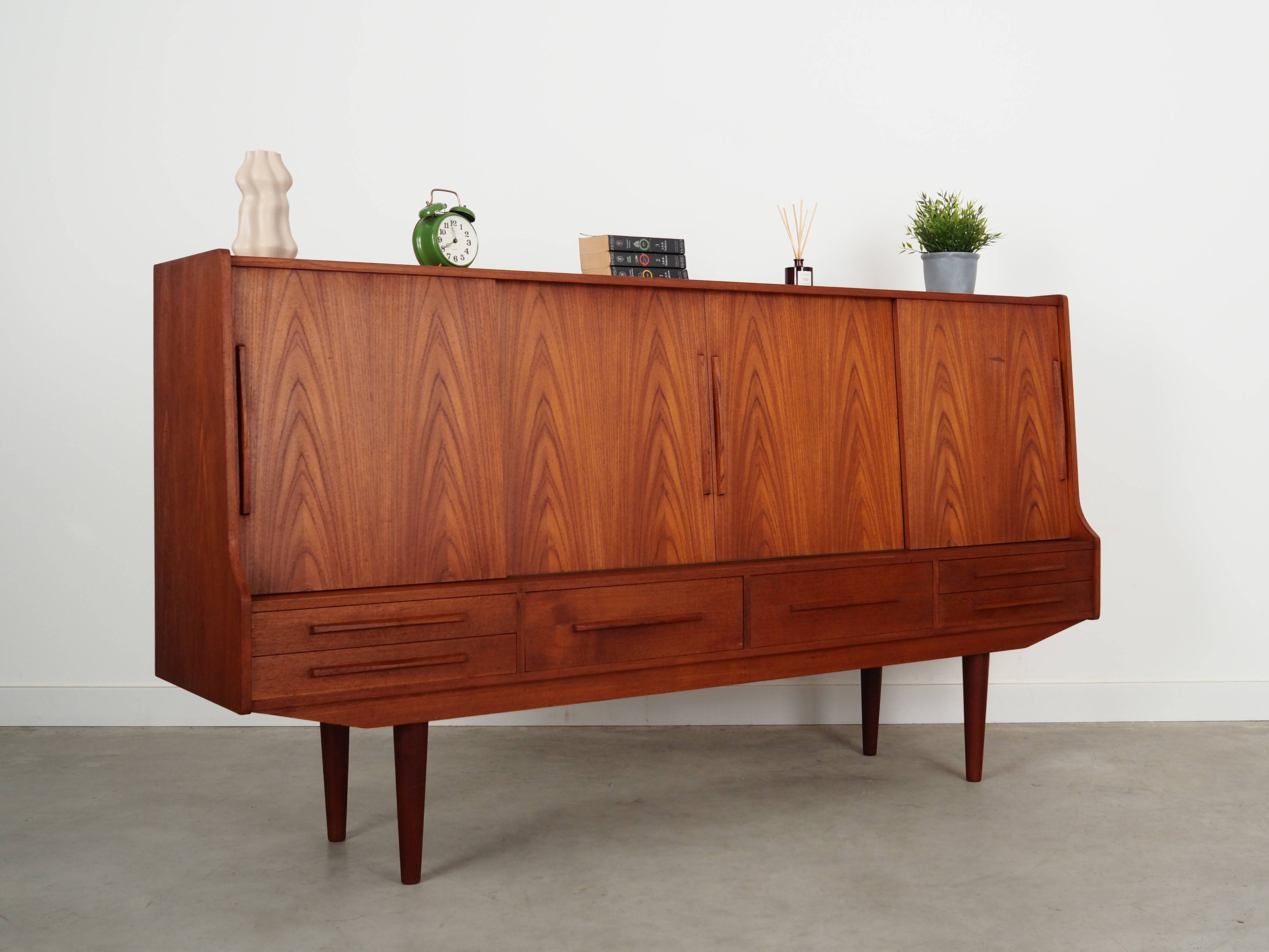 Buffet haut en teck, design danois, années 1960, production : Danemark