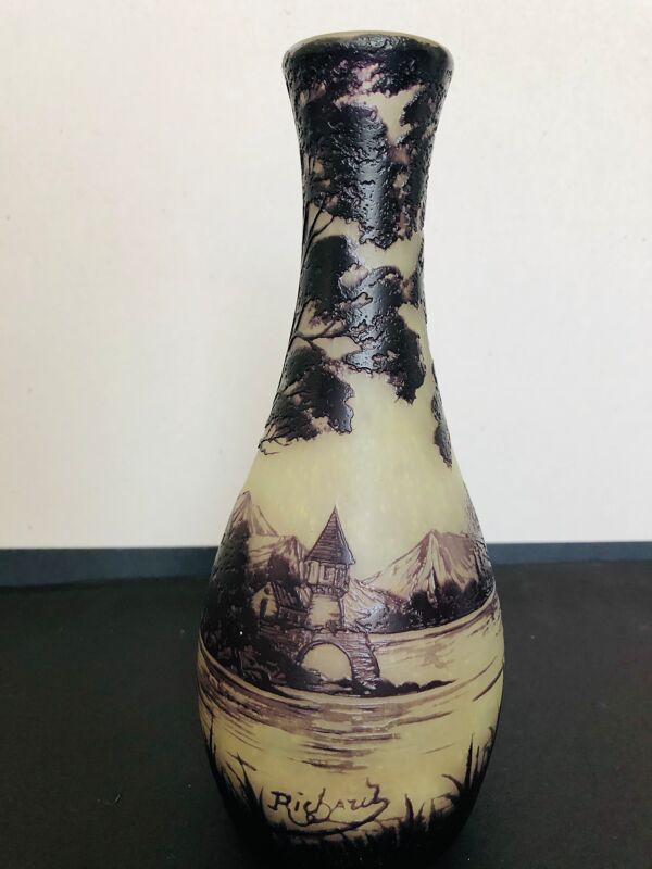 Vase en verre multicouches à décor gravé à l'acide