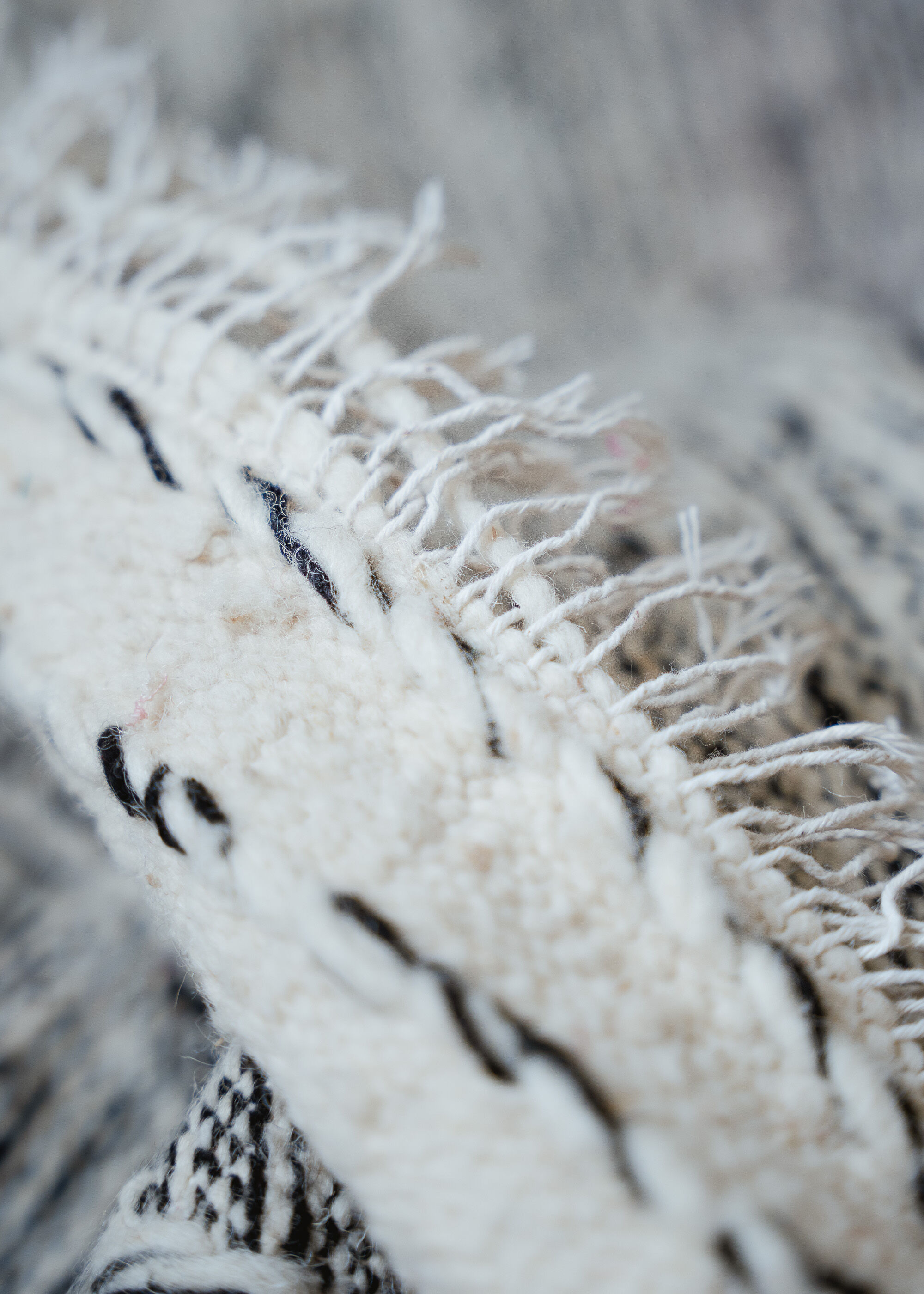 Berber carpet Zanafi - 100% black and white wool - 115 cm x 60 cm