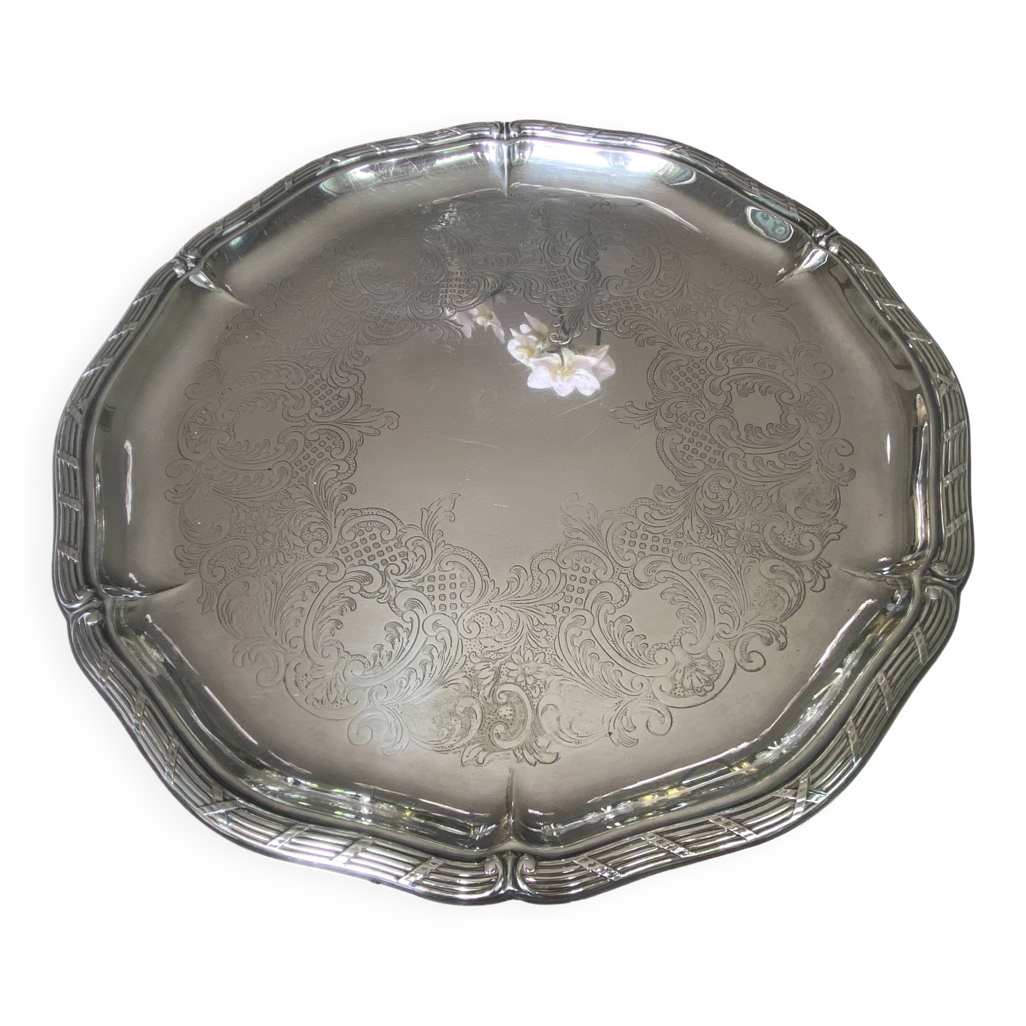 Chiseled serving tray with crossed ribbons in English silver-plated metal