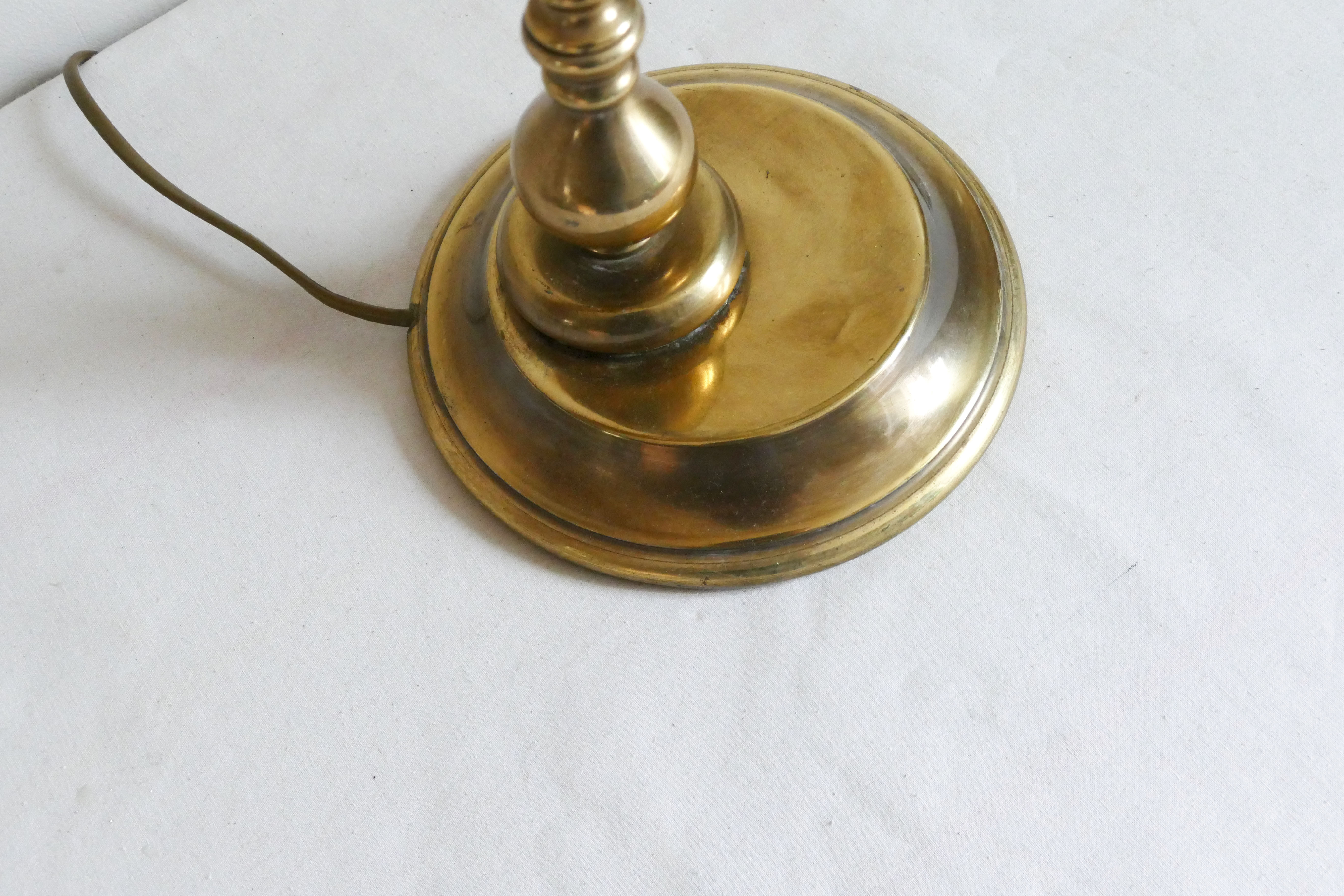Lampe vintage en laiton et son abat jour en pâte de verre aux motifs de fleurs