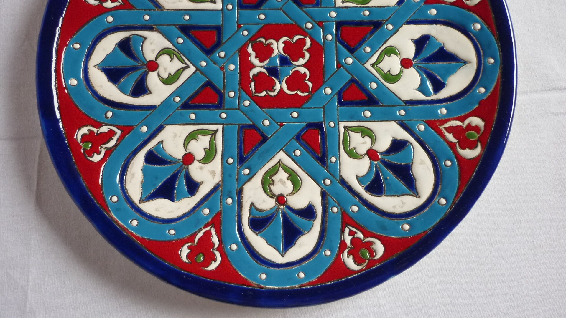 Flat enamelled geometrical patterns