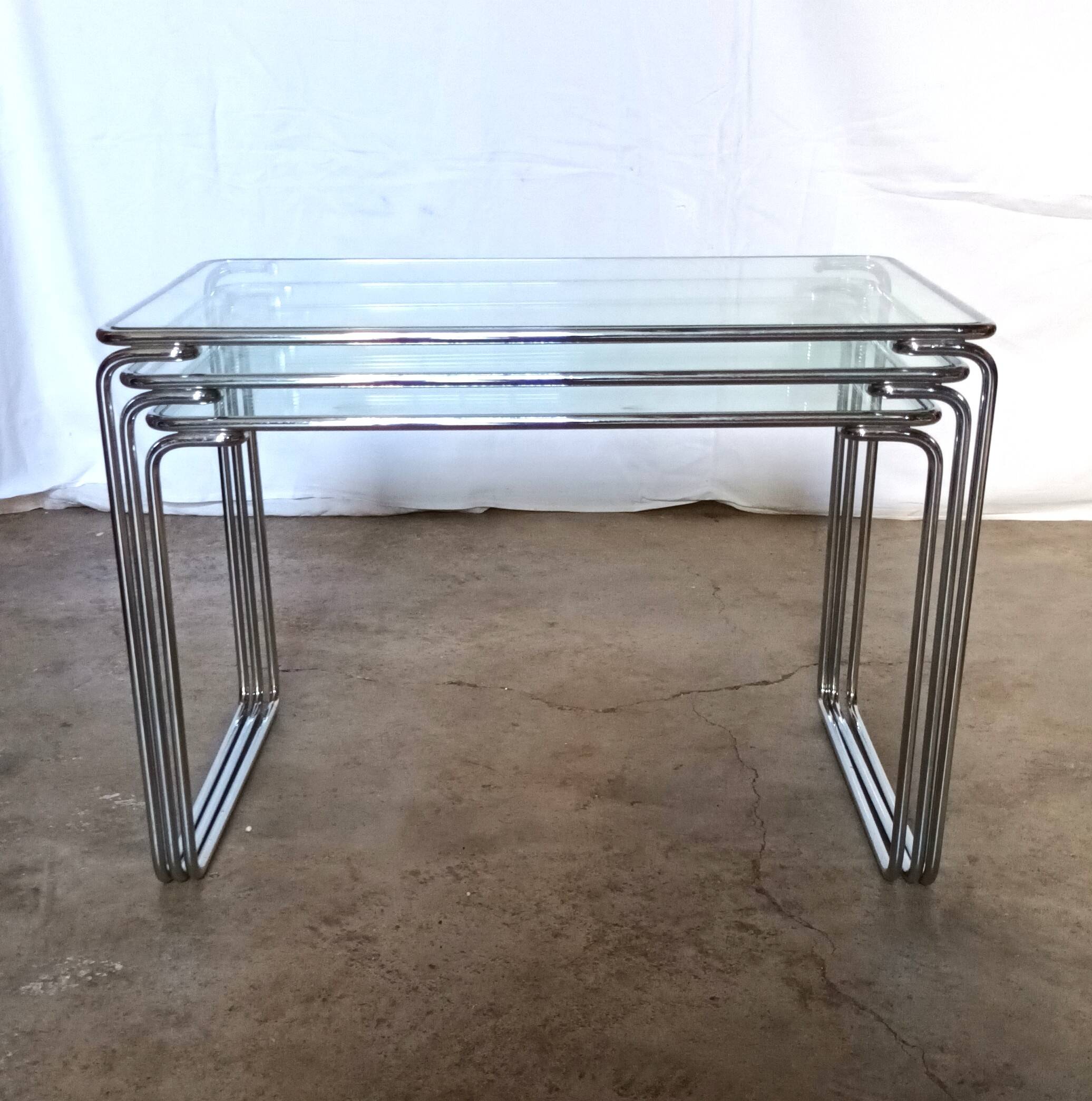 3 nesting tables in chrome metal and glass, 1970s.