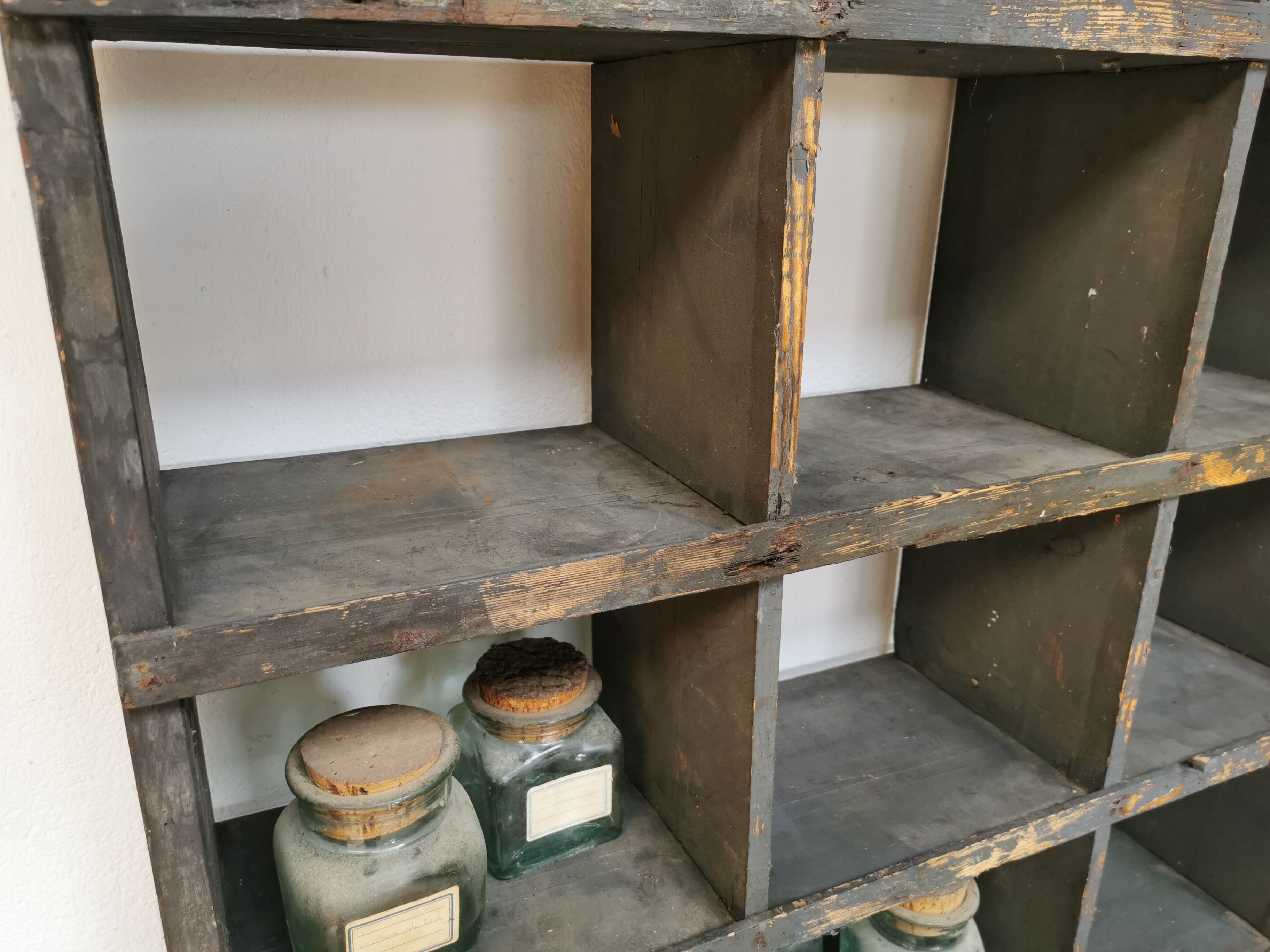 Meuble de métier à casiers bibliothèque
