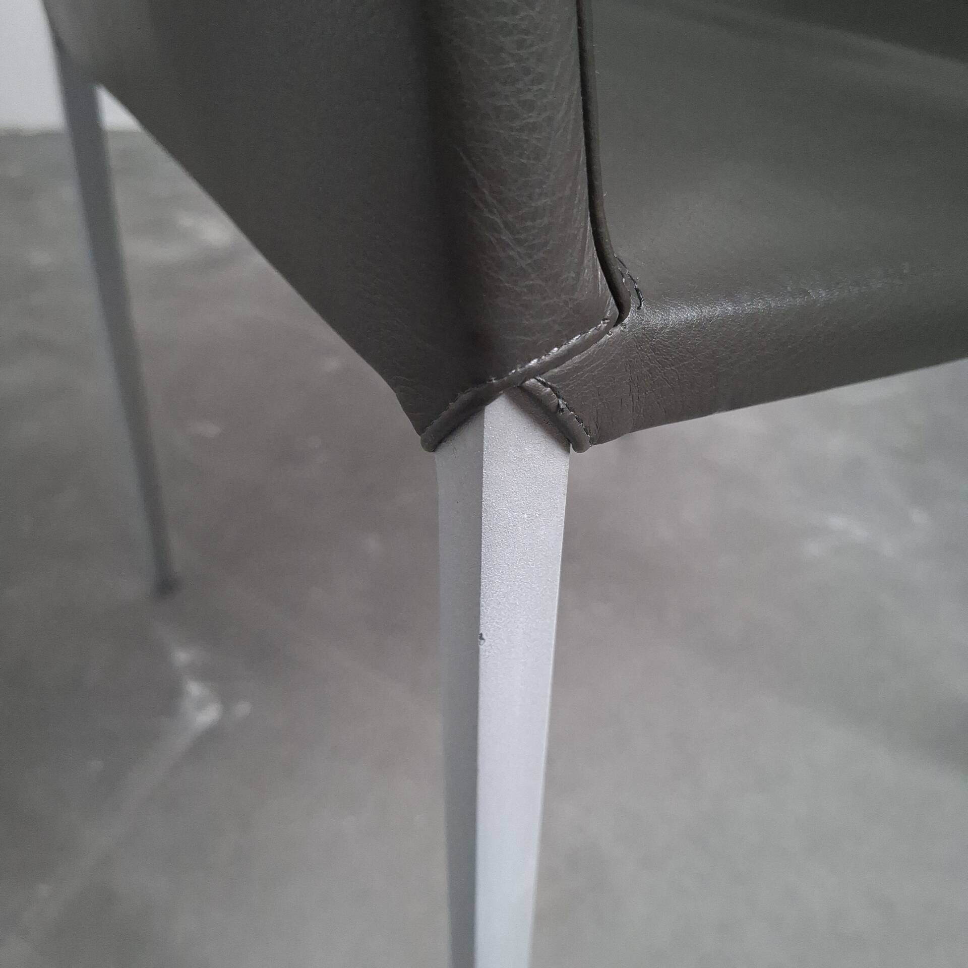 2 chaises à accoudoir Zanotta modèle Lia design de Roberto Barbieri