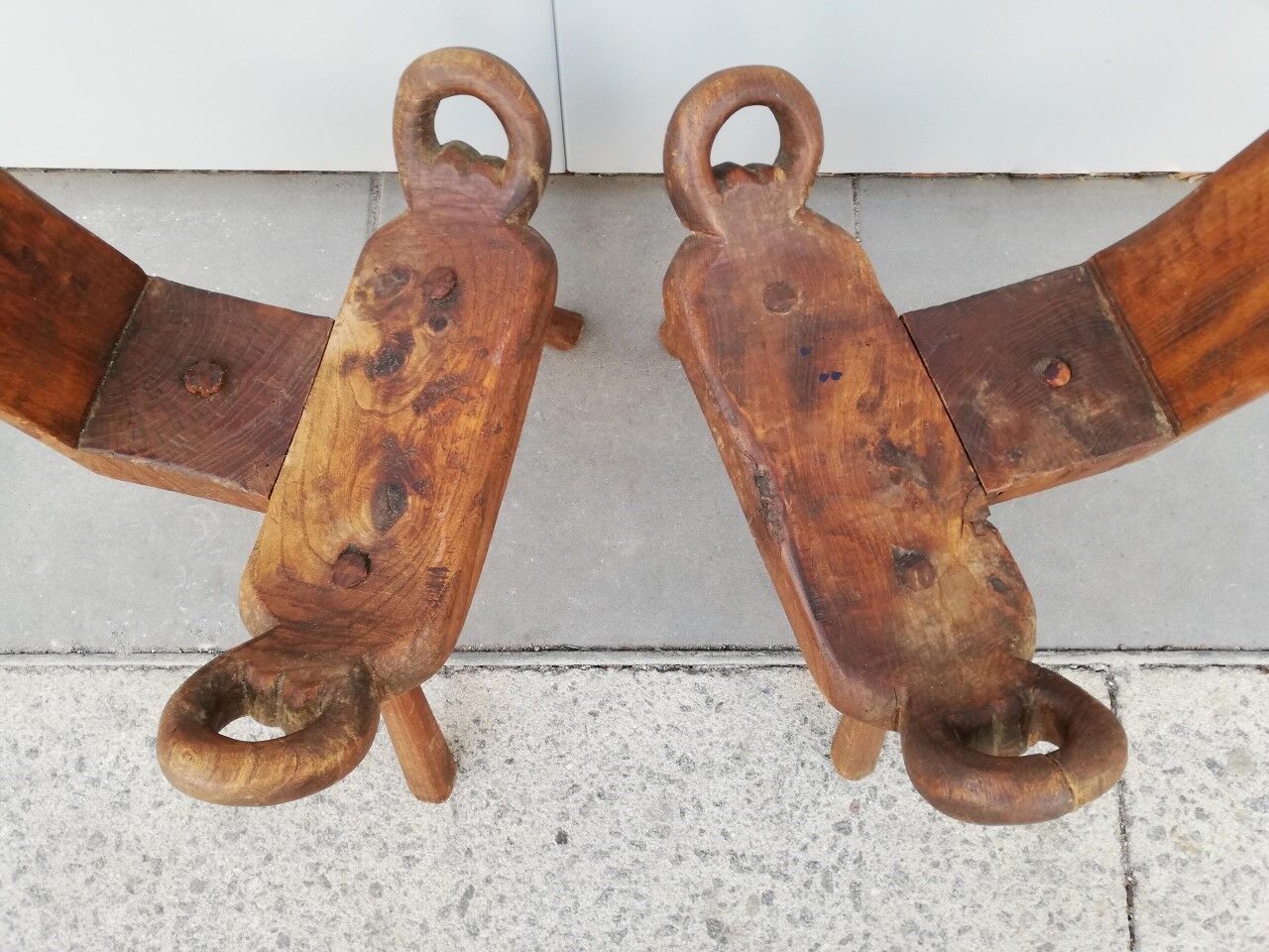 Paire de tabourets de traite brutalistes