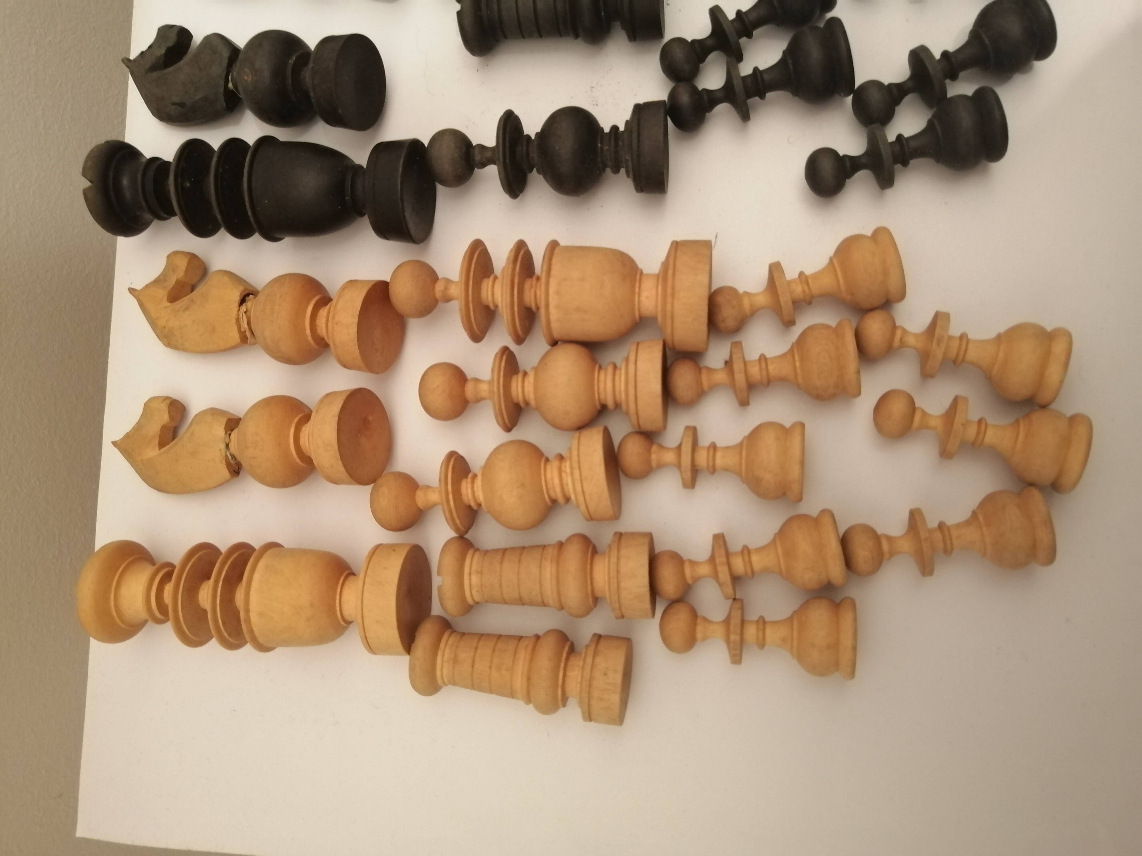 lot of chess pawns in carved turned boxwood (32 pieces)
