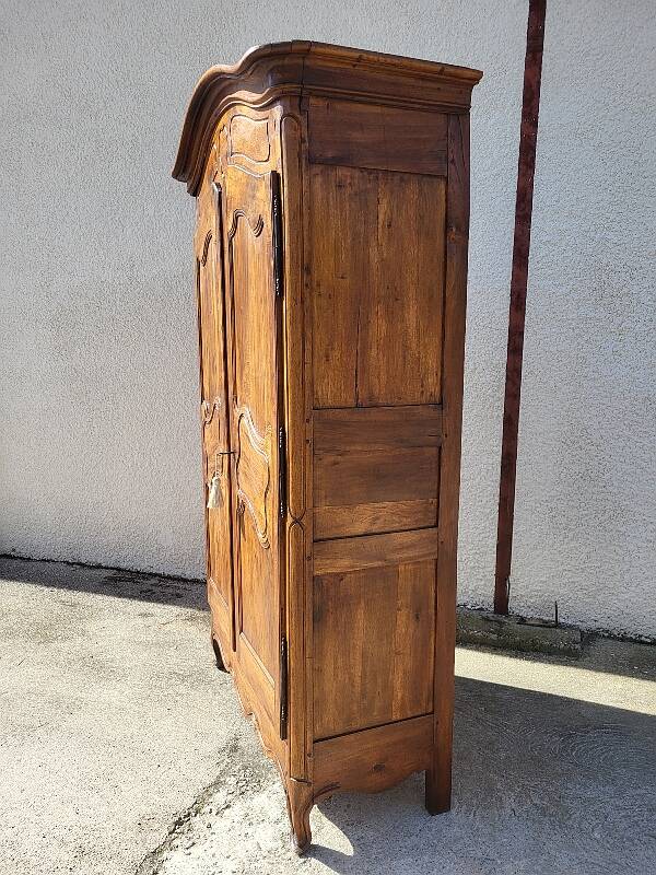 Armoire louis xv en noyer chapeau de gendarme