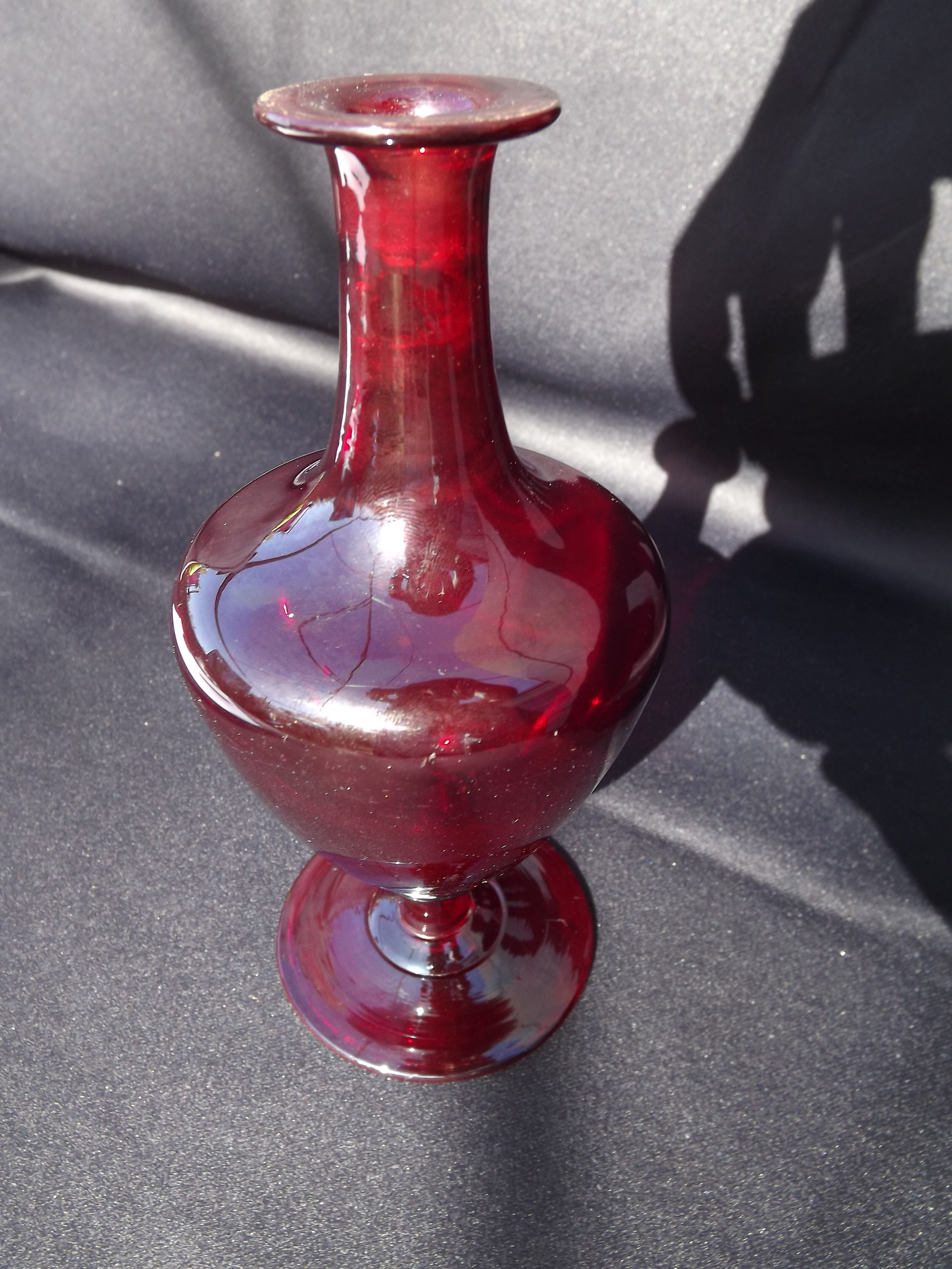 Blood-red soliflore vase
