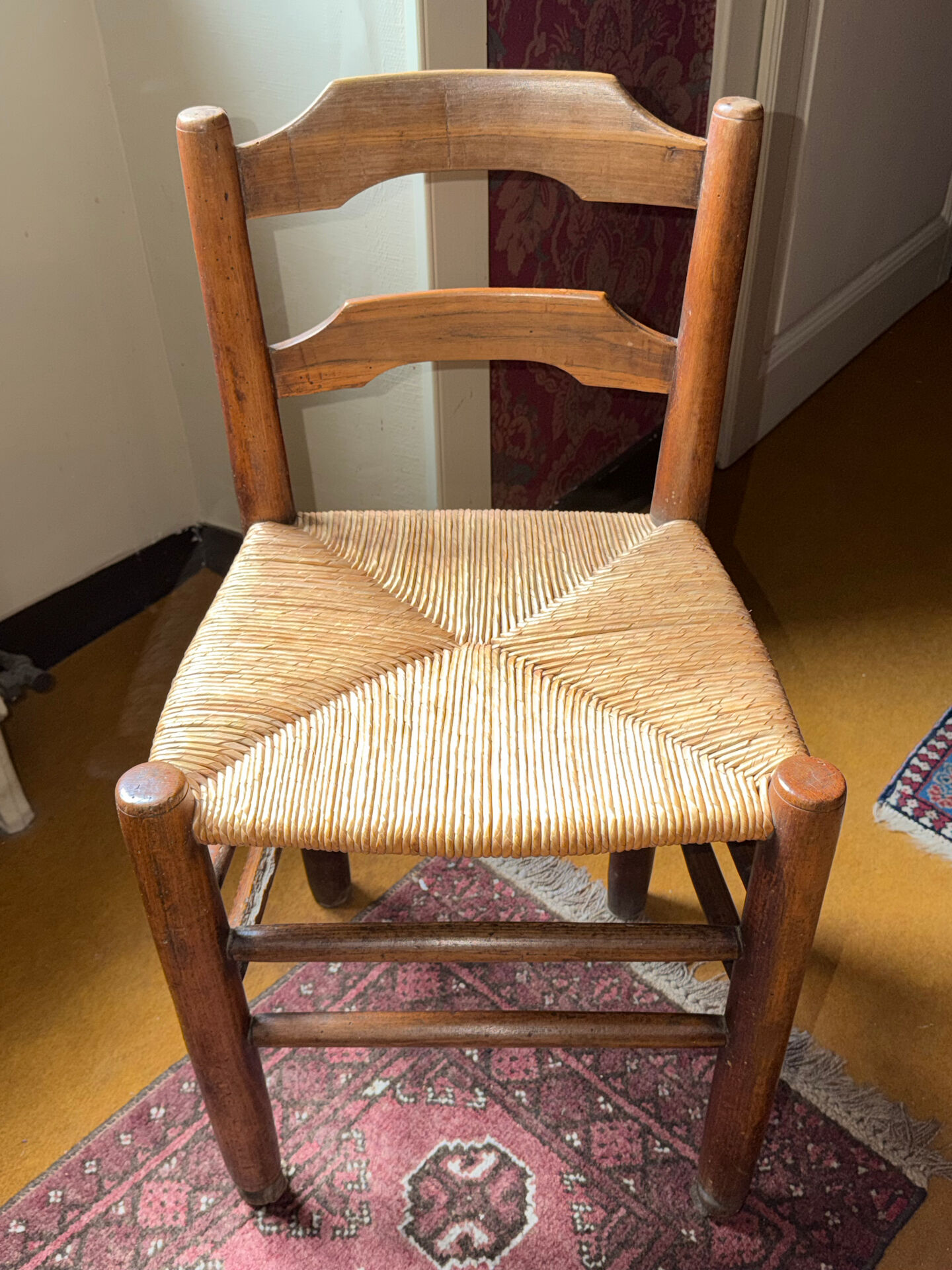Ancienne chauffeuse rustique en bois – assise en jonc tressé