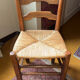 Ancienne chauffeuse rustique en bois – assise en jonc tressé