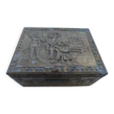 Coffret ancien en laiton repoussé