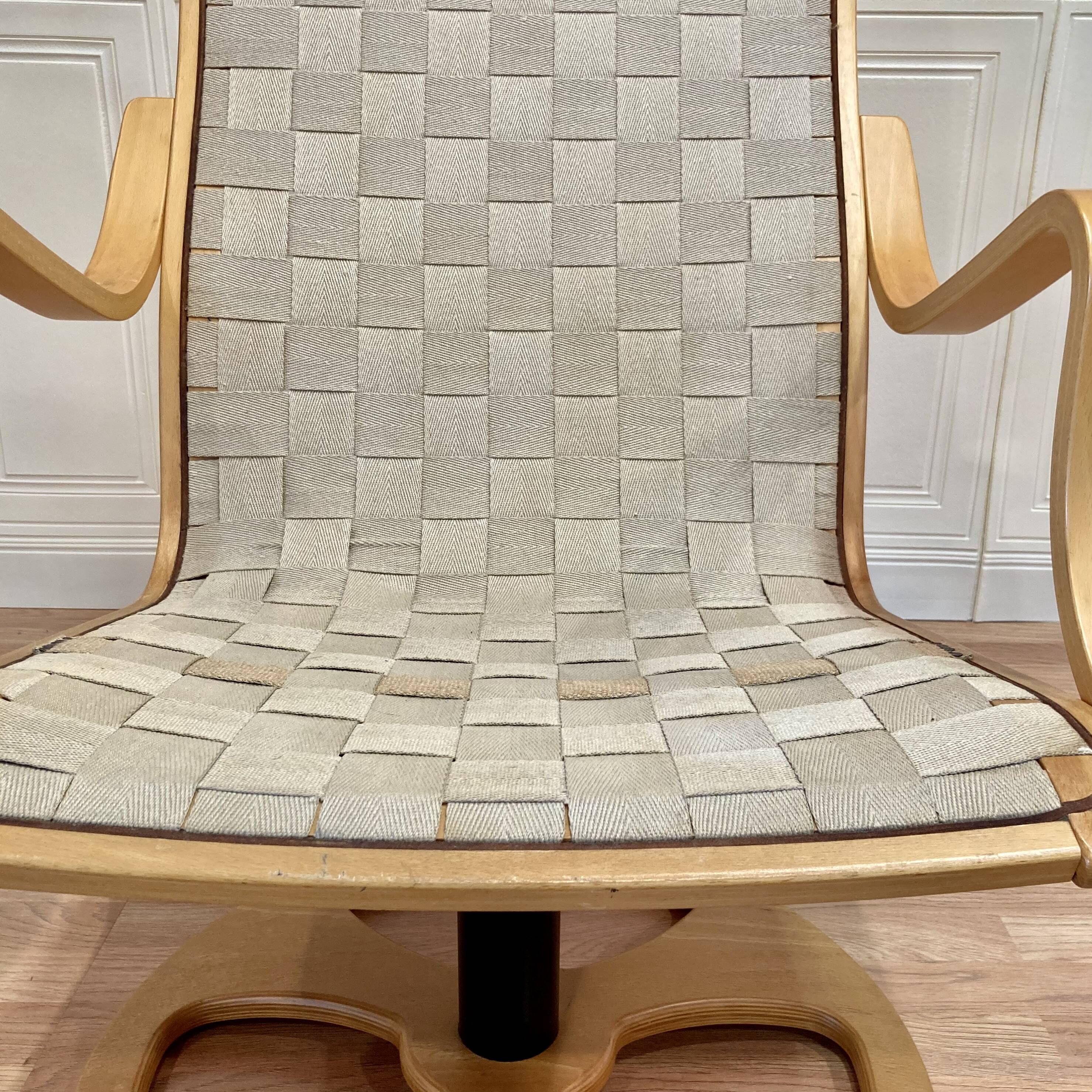Grand fauteuil pivotant et son ottoman "design scandinave".