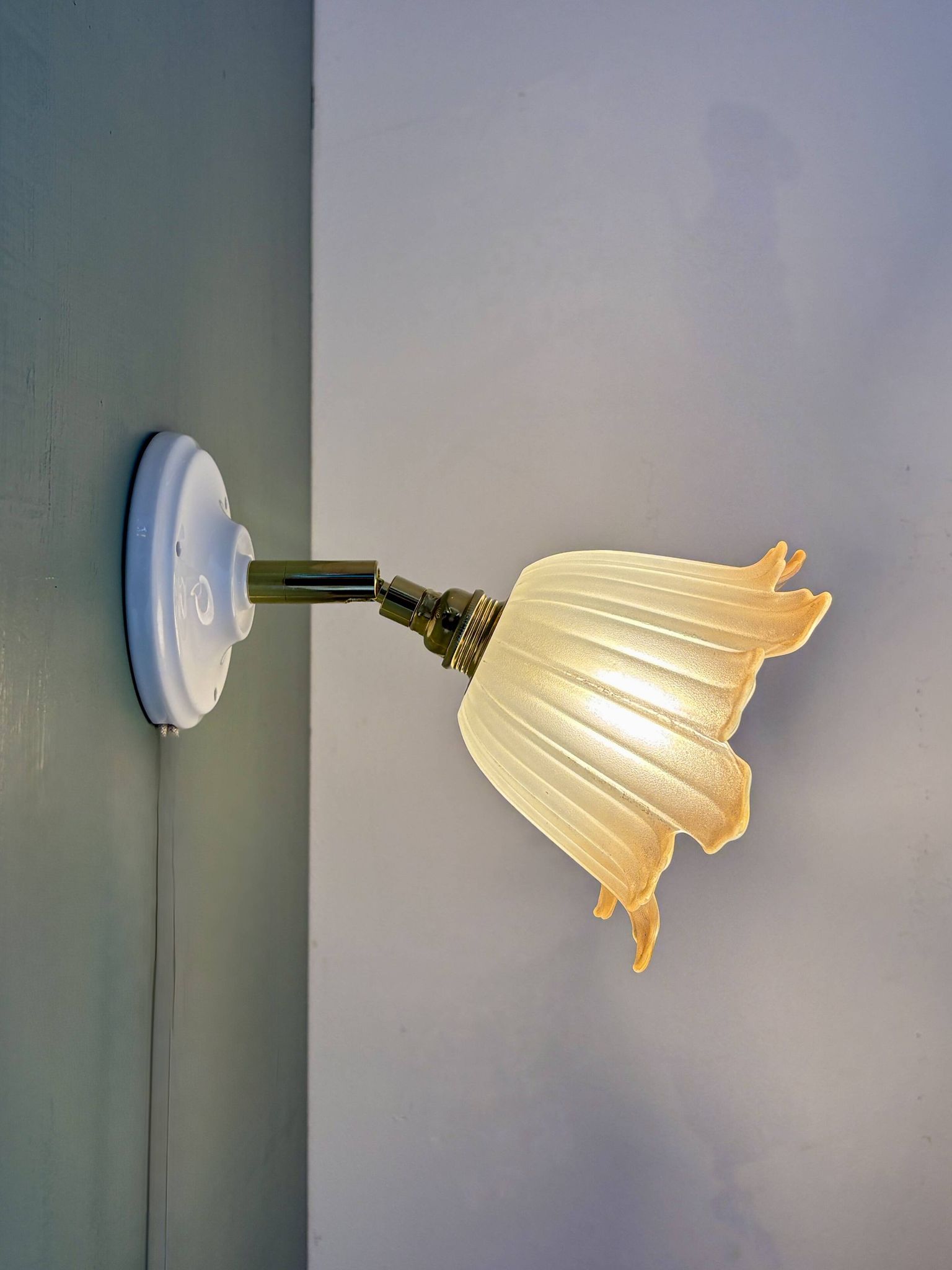 Applique tulipe vintage en verre dépoli blanc et brun