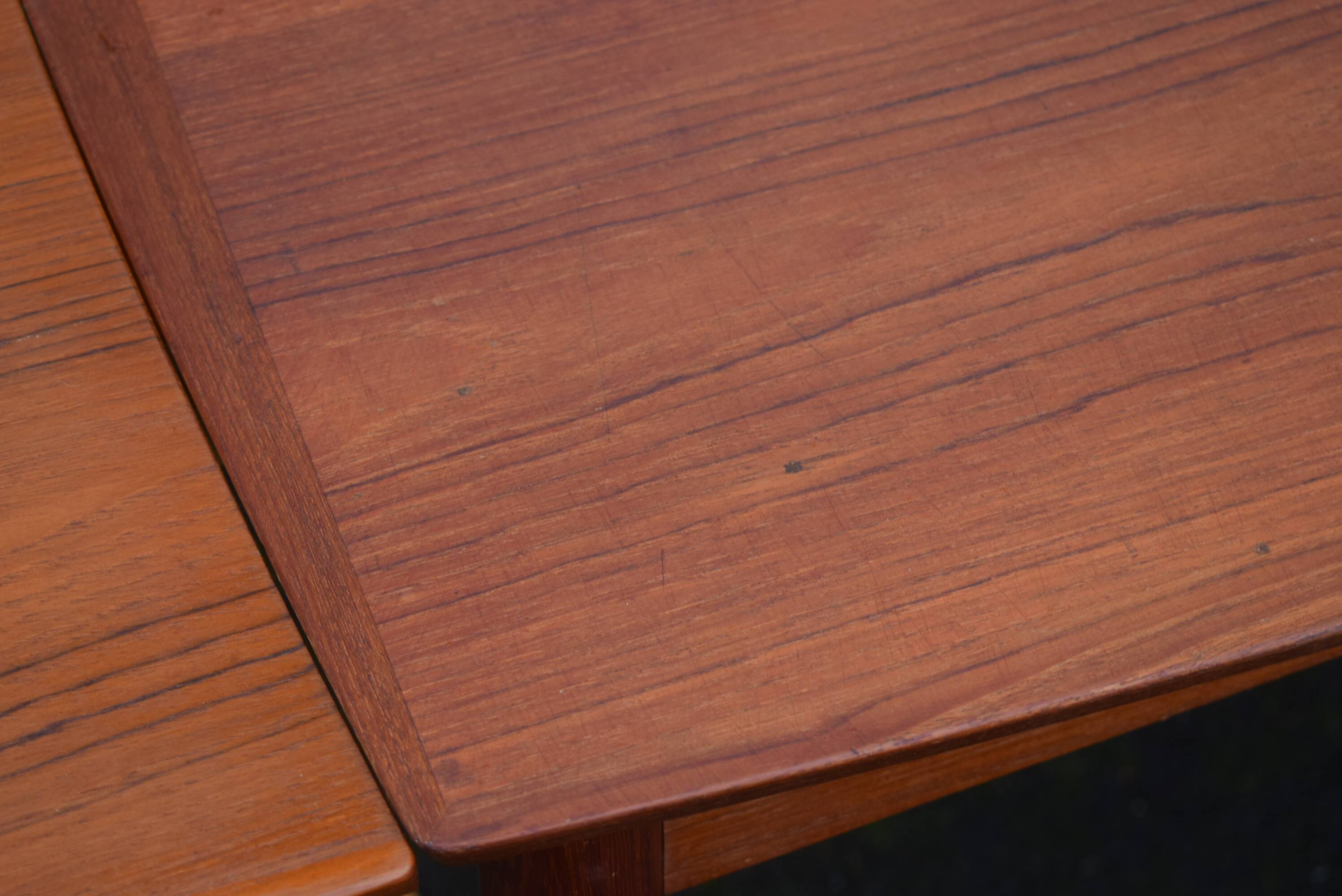 Hundevad chicken table