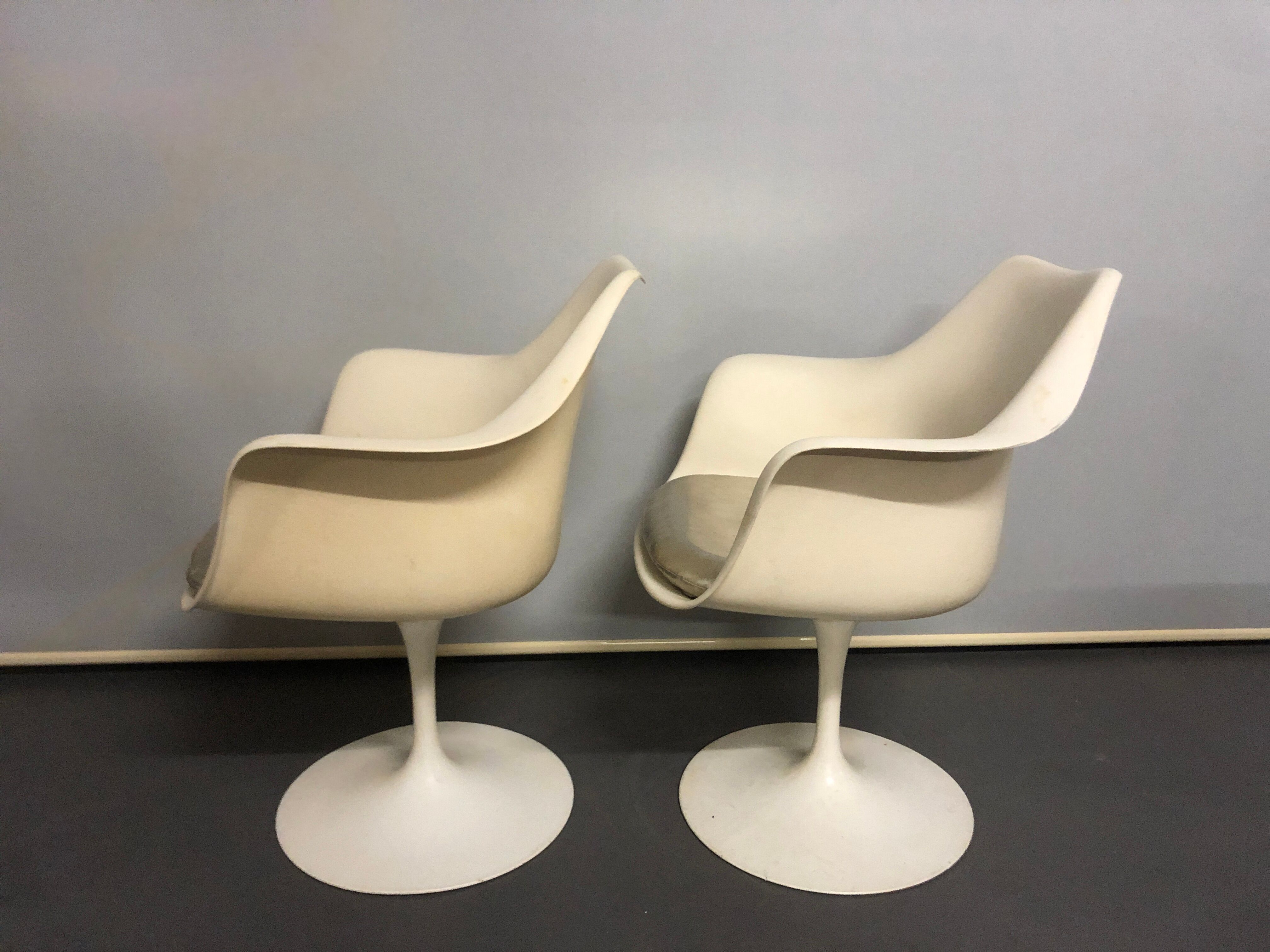 Pair of Tulip swivel chairs by Eero Saarinen for Knoll International, 1960s.