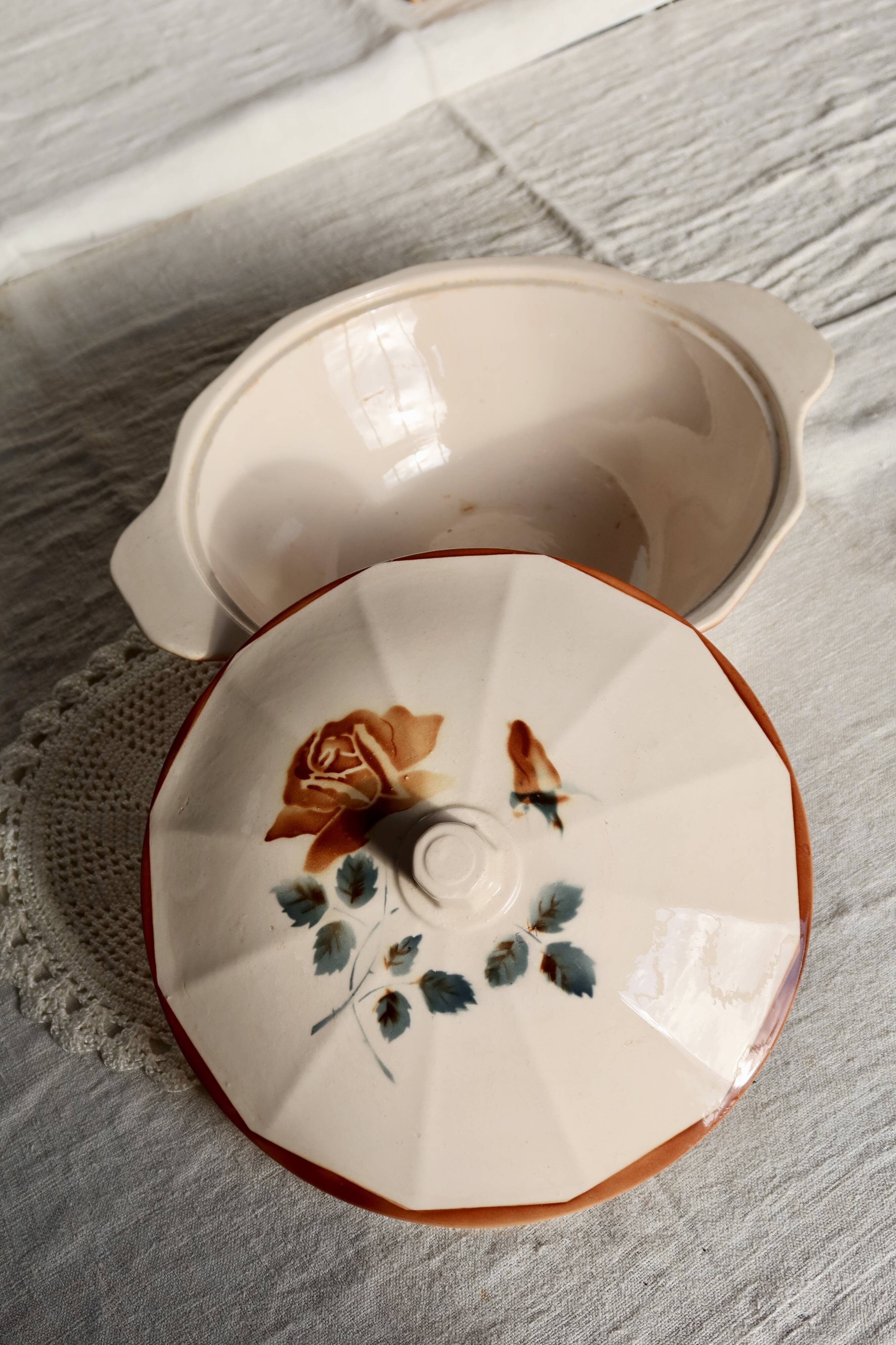 Antique pink earthenware soup tureen - Red floral decoration - Digoin