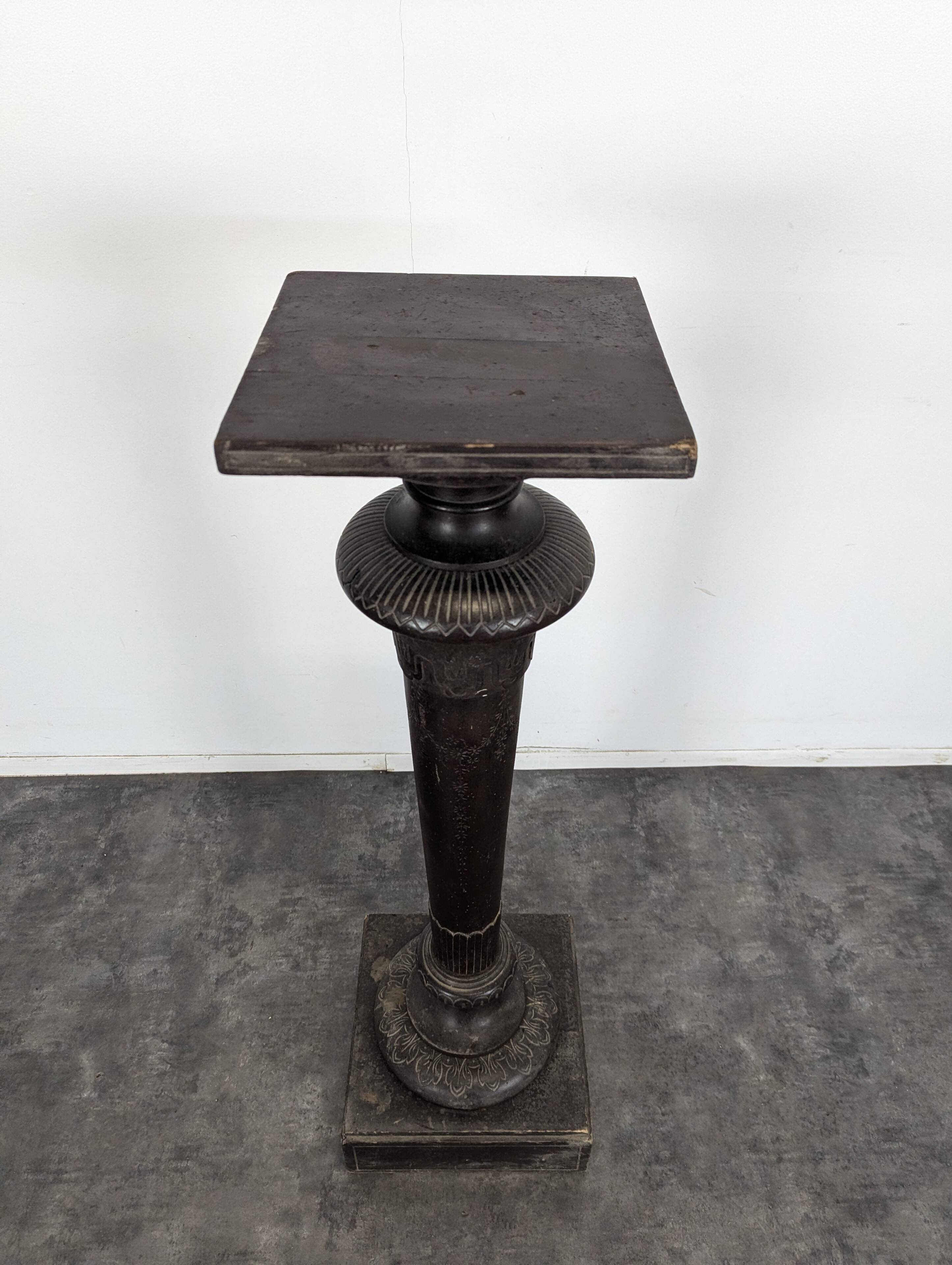 Presentation pedestal column