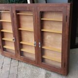 Wall showcase with 3 doors