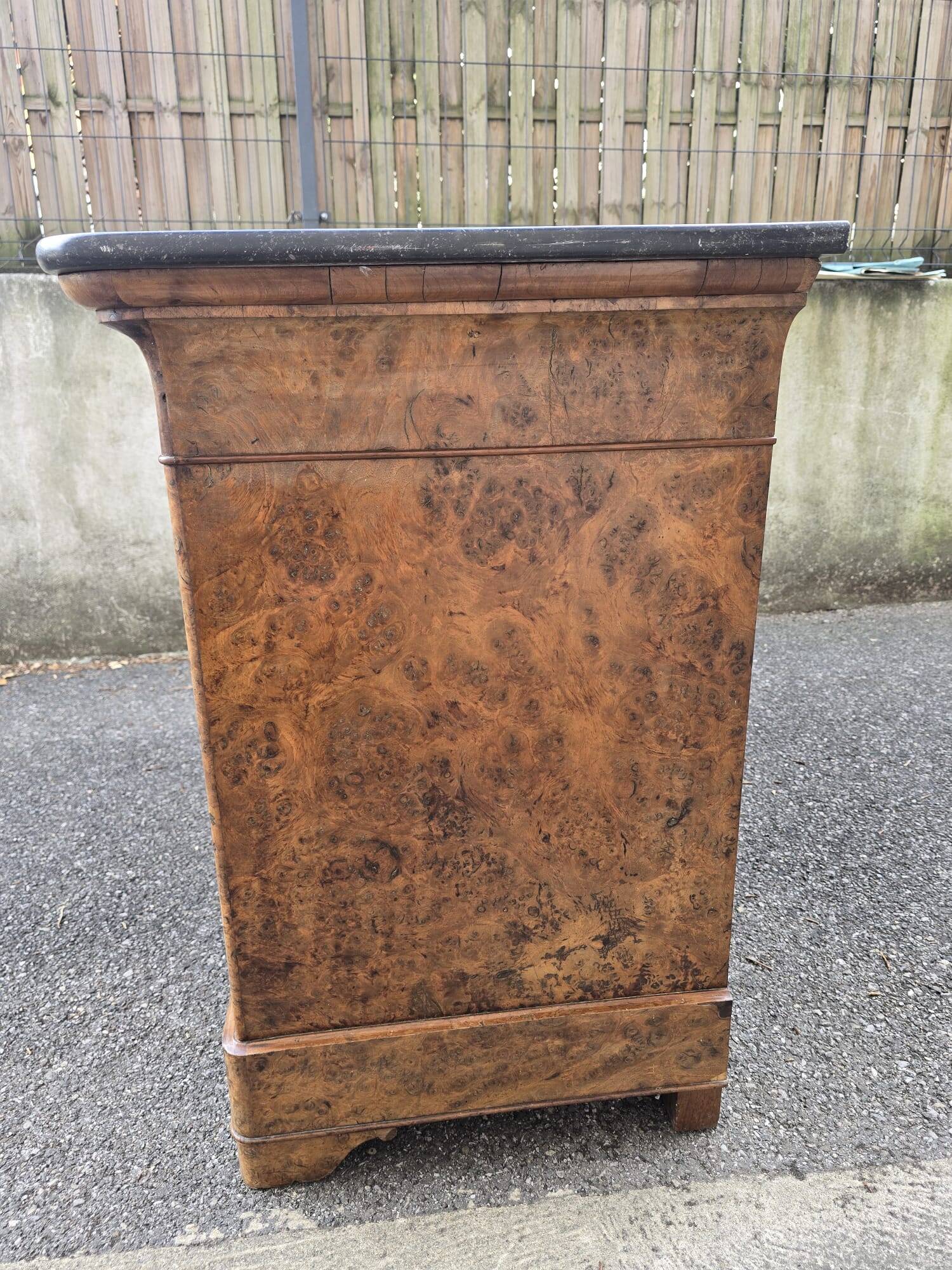 Restoration period commode in walnut burl and black marble – 19th century