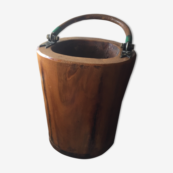 Wooden bucket with handle
