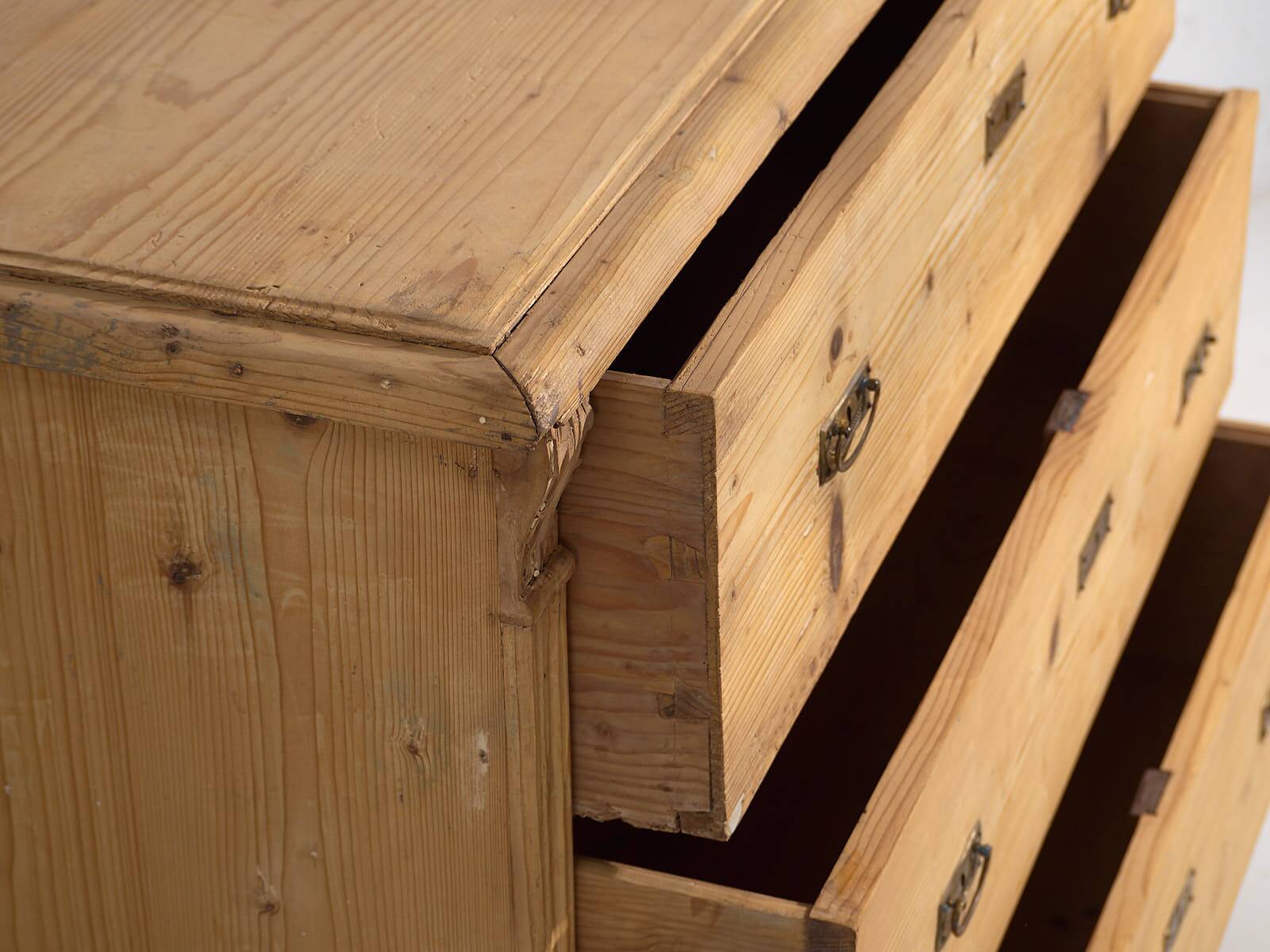 Antique chest of drawers in French Provençal style (c.1920)