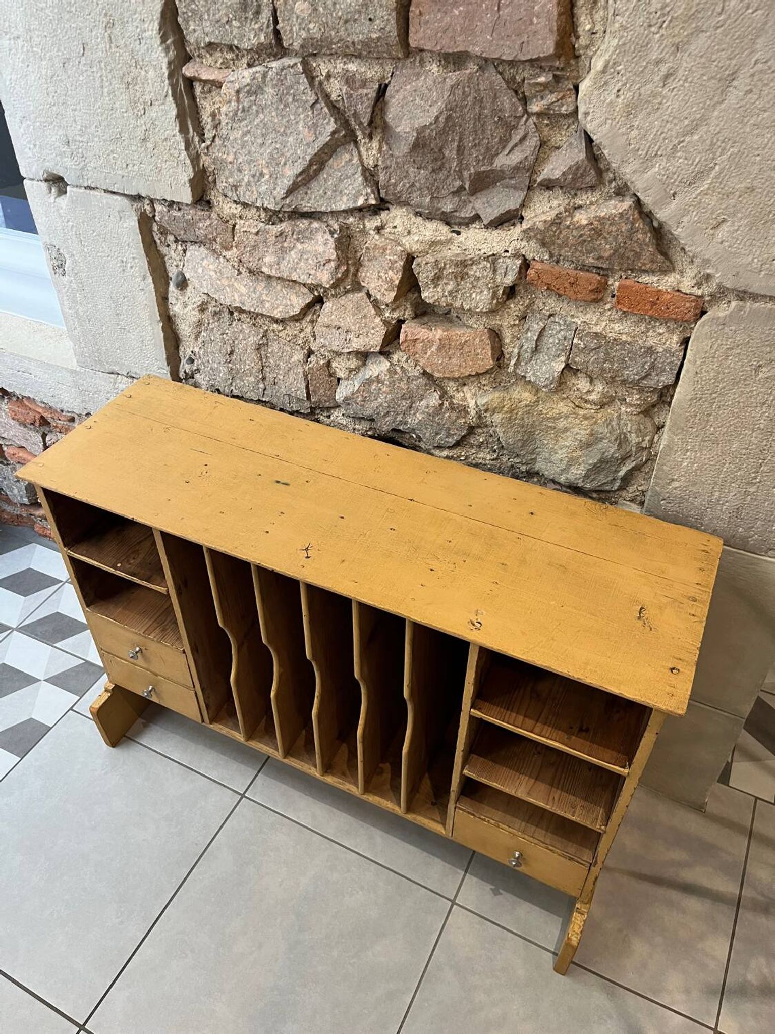 Meuble de métier à casier de tri et tiroirs