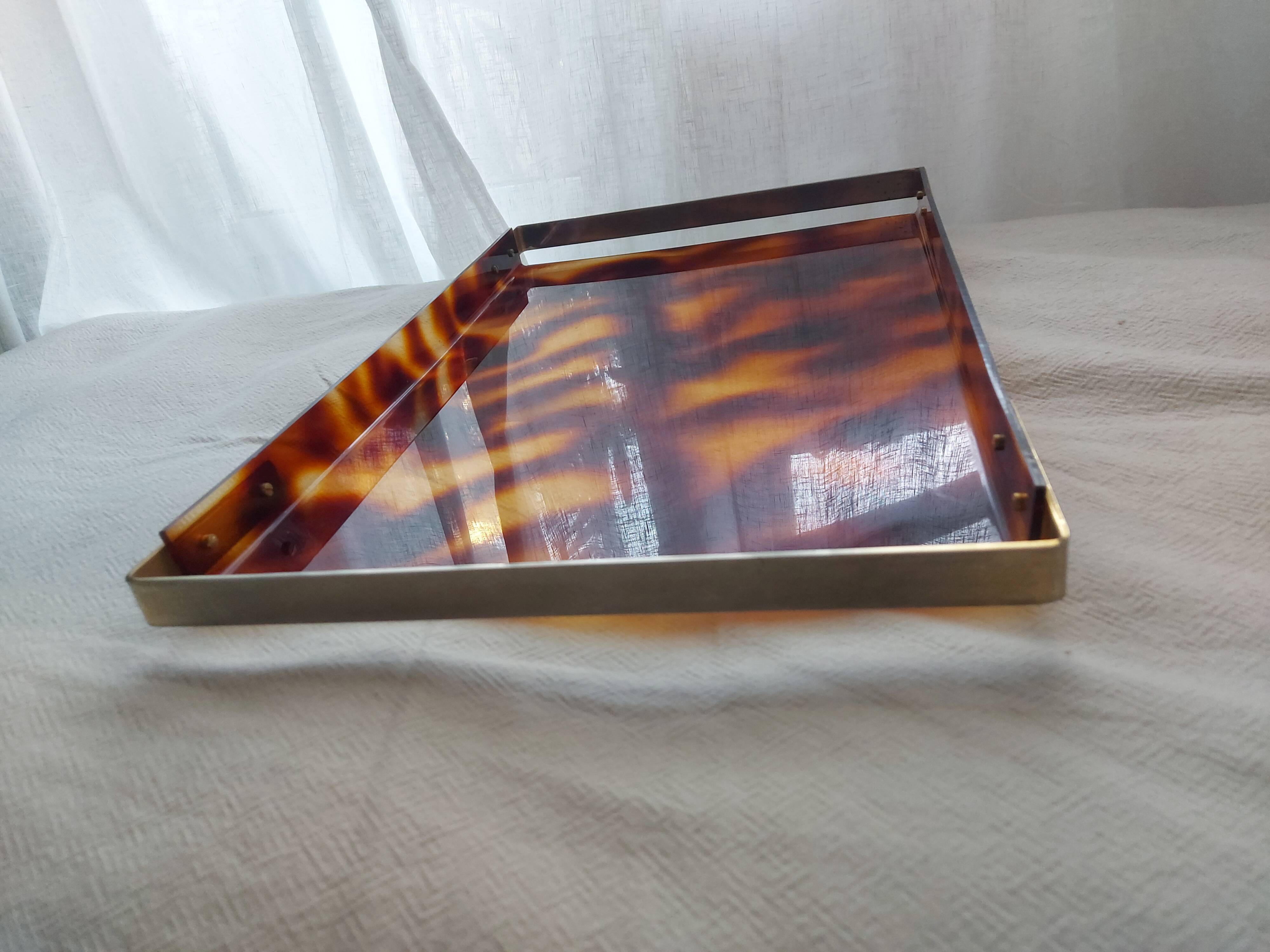 Large tortoiseshell effect serving tray