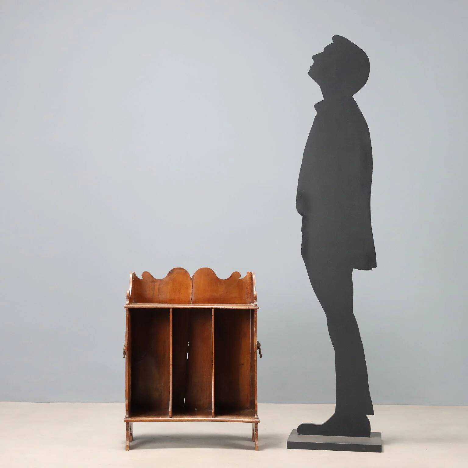 Small portable antique library in carved walnut, 19th century.