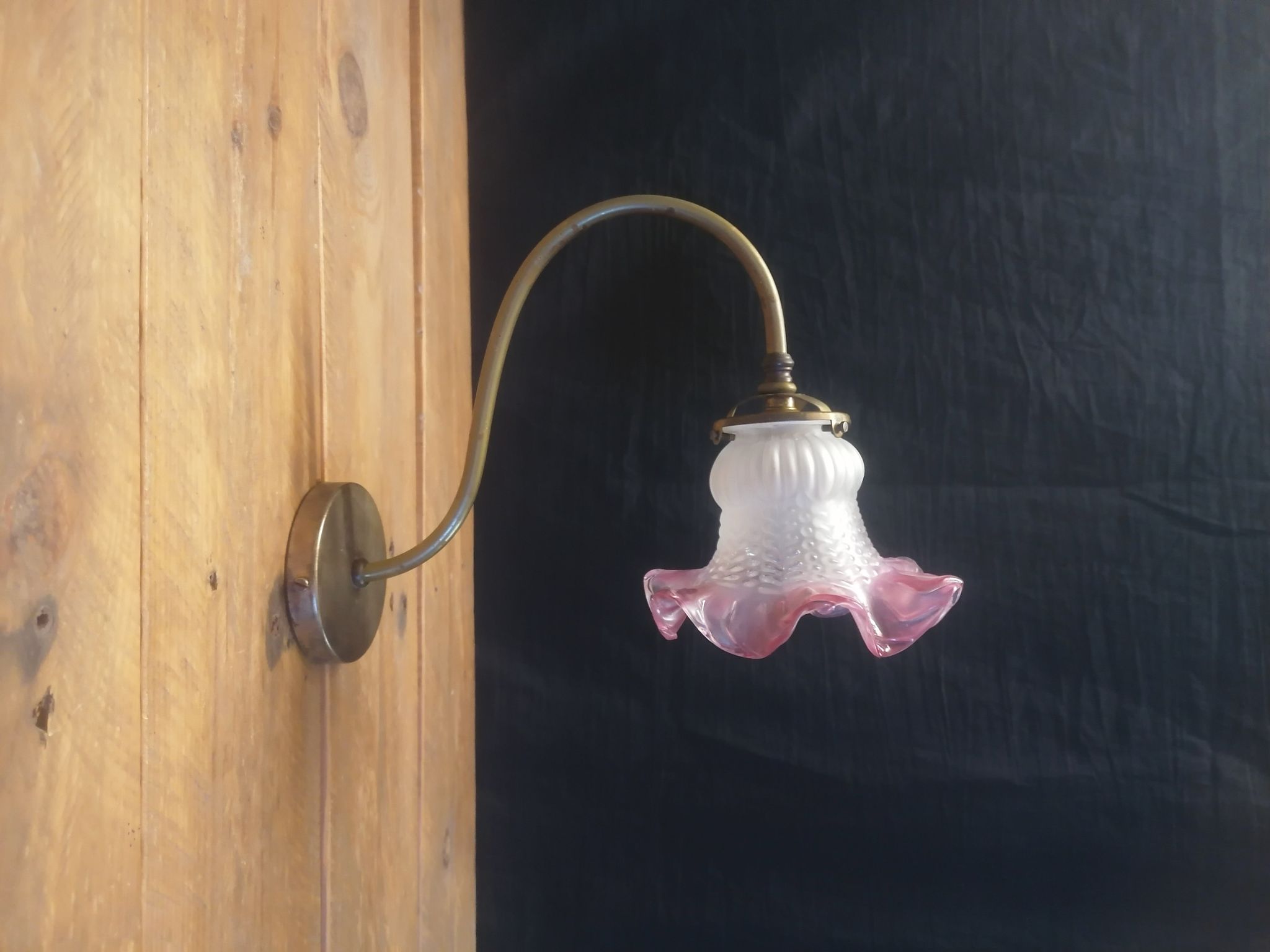 Swan collar wall applique and glass pressed Pink and white - 60s