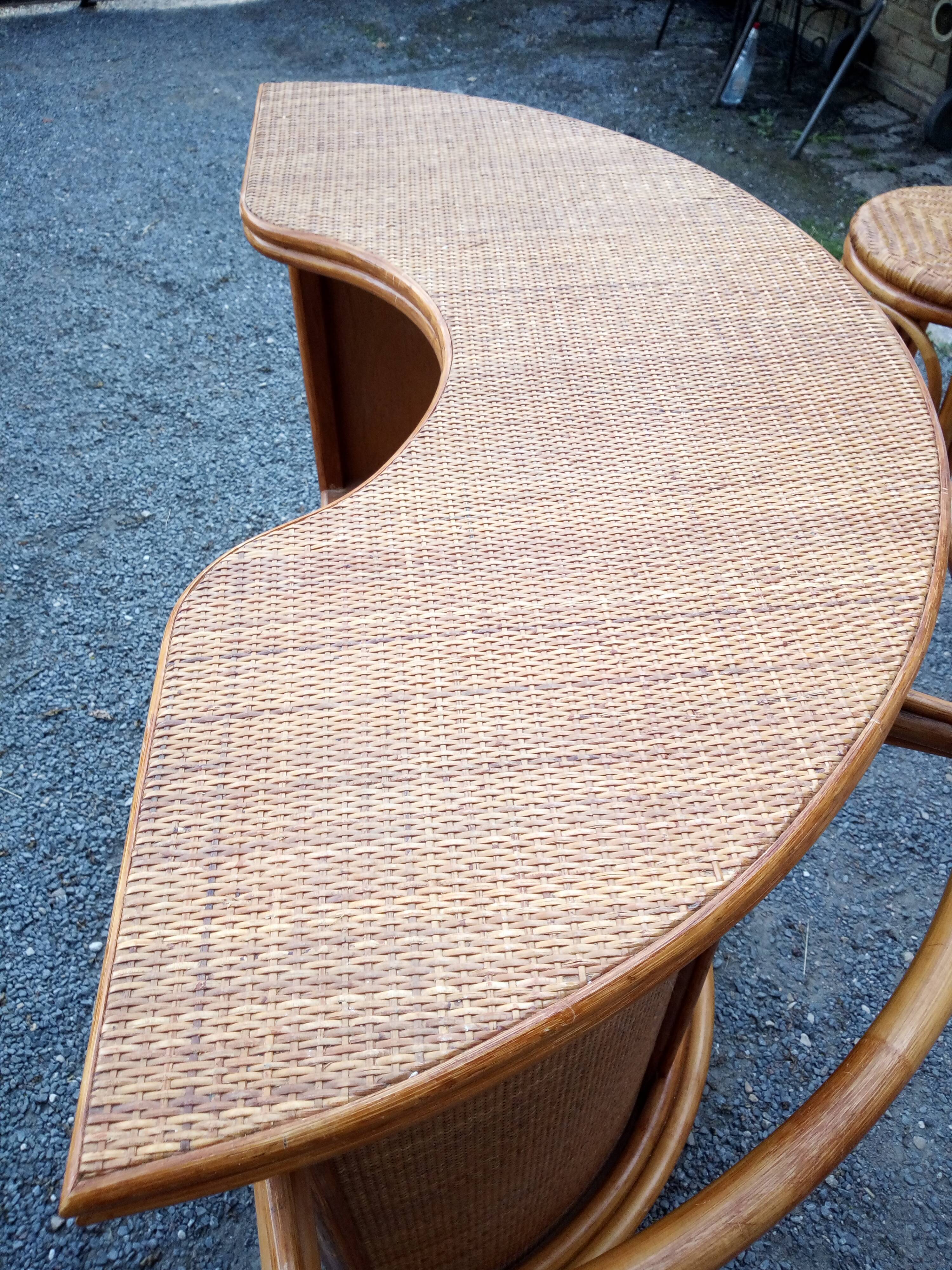 Bar set in bamboo and rattan with its two stools