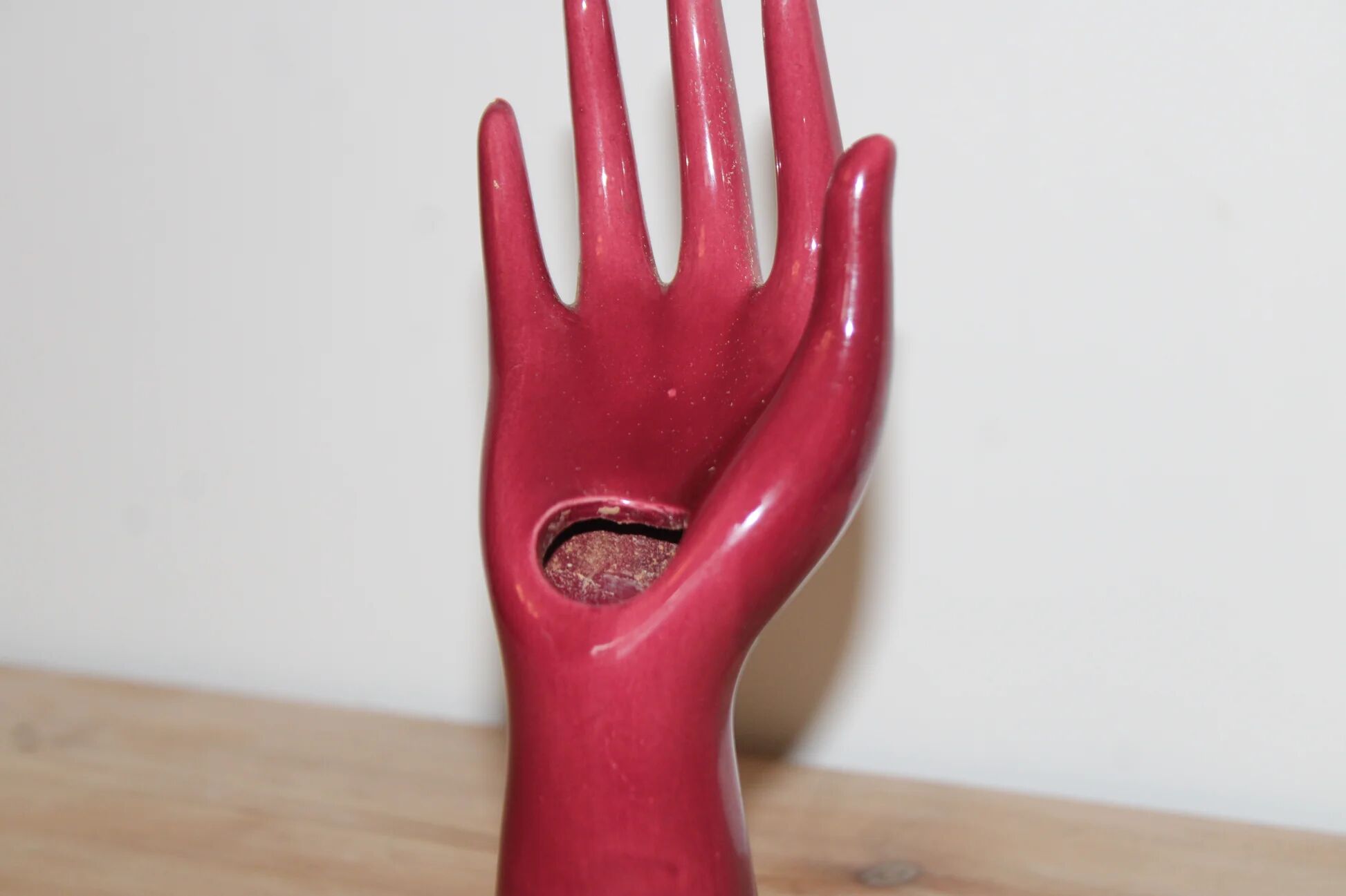 Main soliflore vintage en céramique rouge framboise