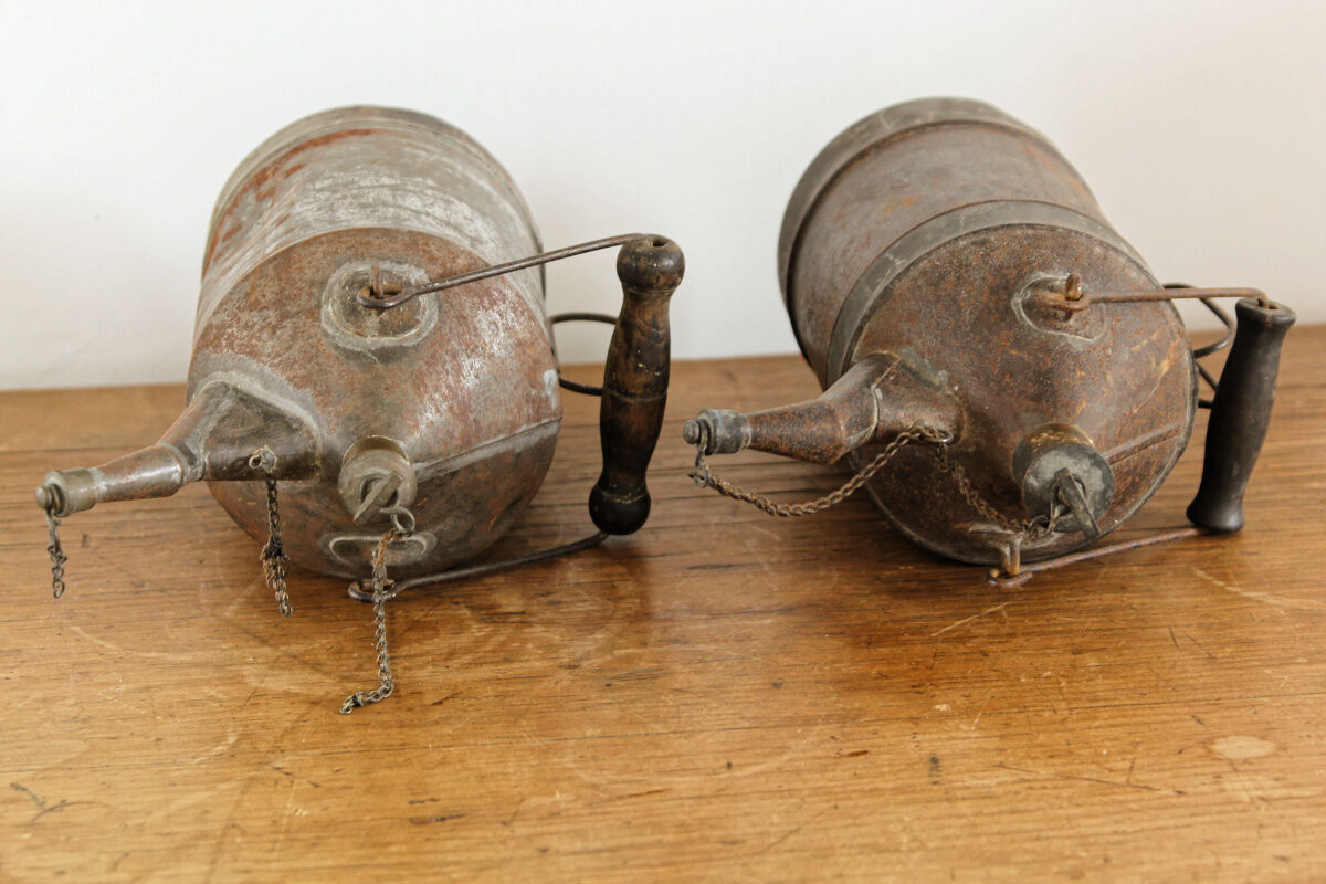 Pair of garage oil burettes
