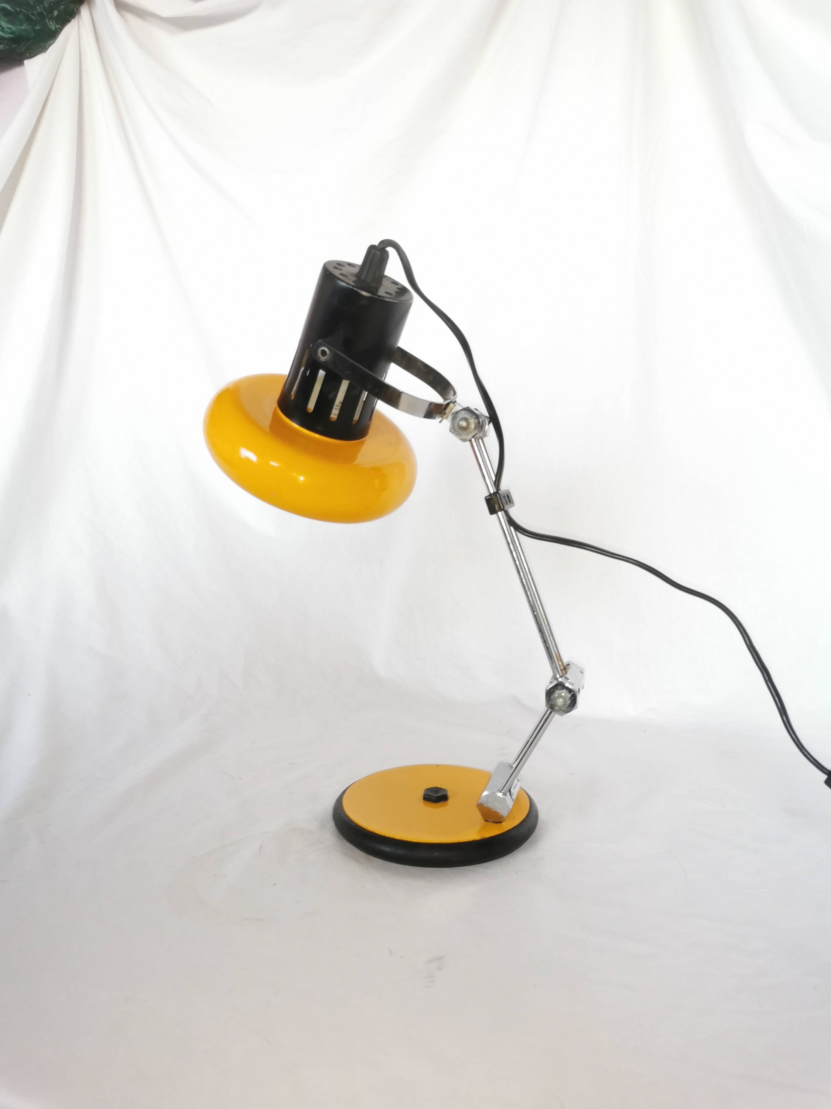 Articulated lamp in lacquered steel, Aluminor, France, 1980.