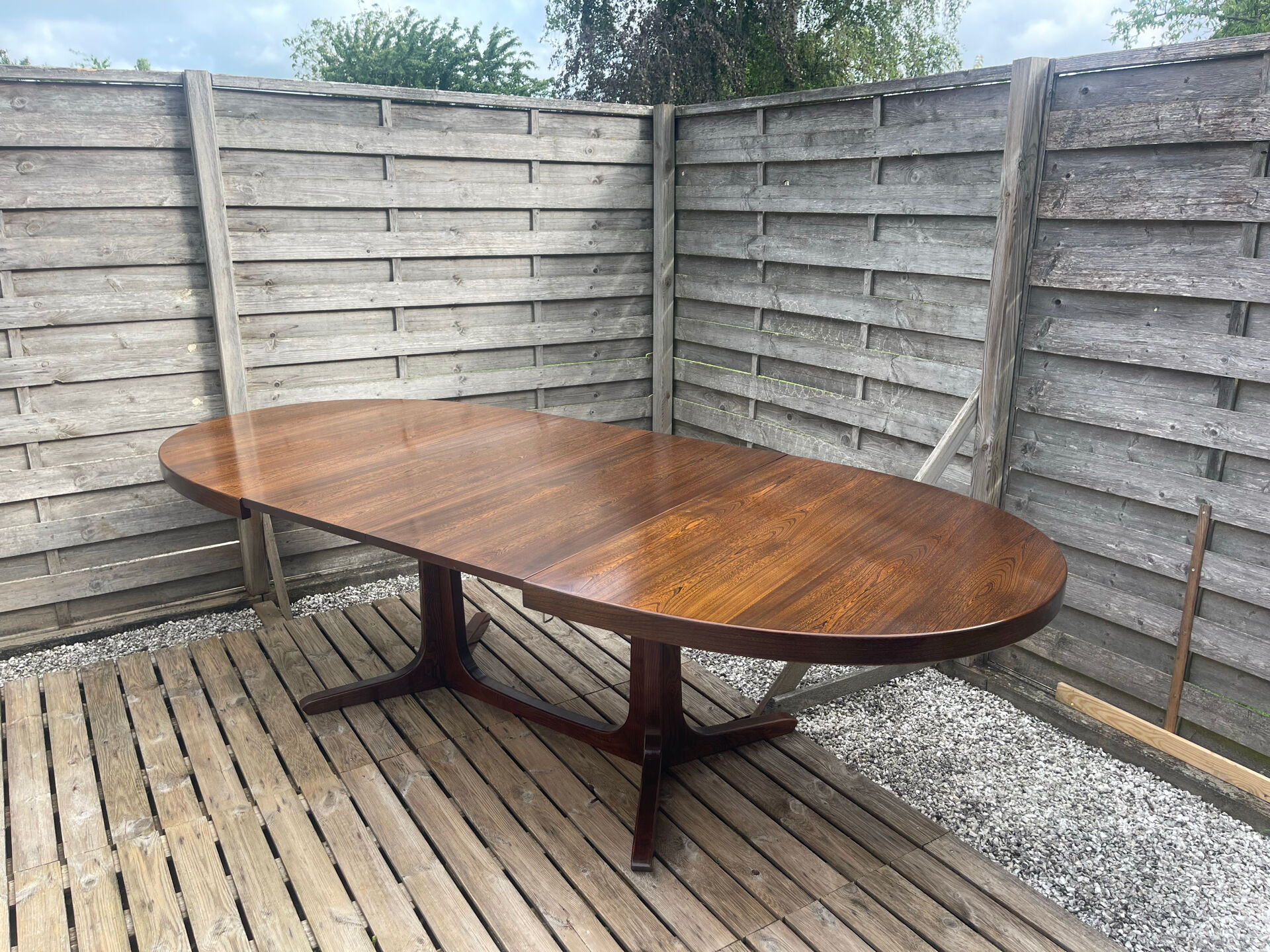 Extendable oval table Baumann, for up to 12 place settings.
