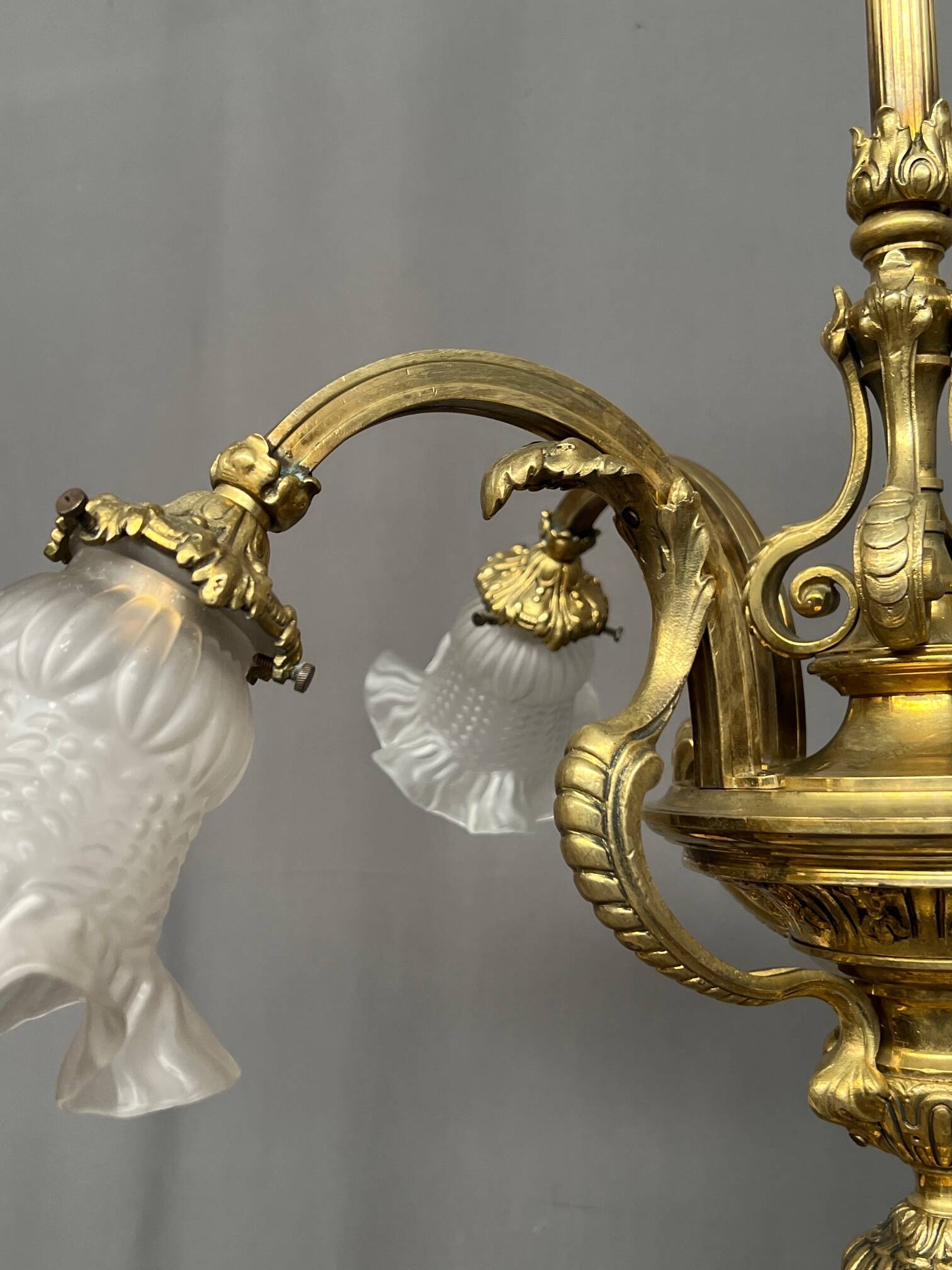 Lustre ancien en bronze massif doré.