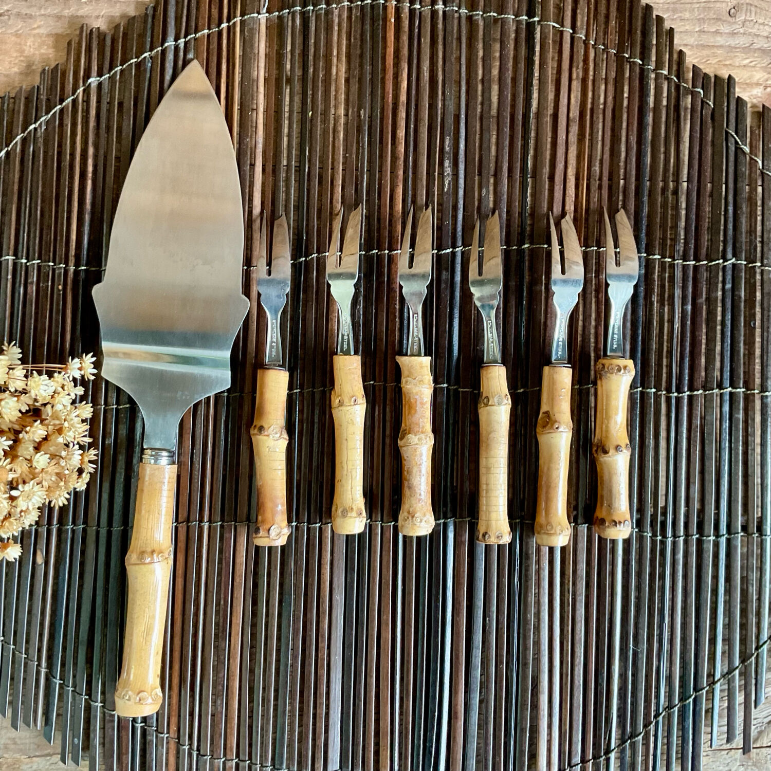 6 bamboo forks and a pie server
