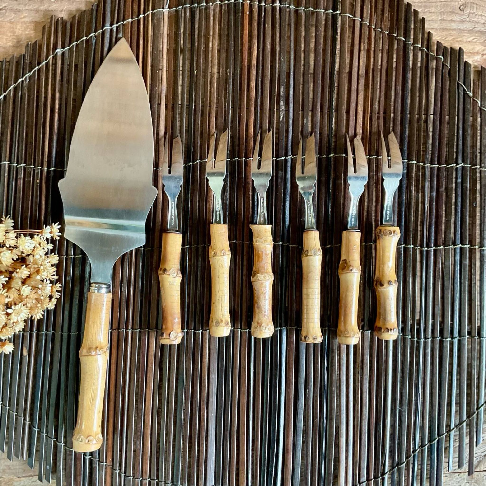 6 bamboo forks and a pie server