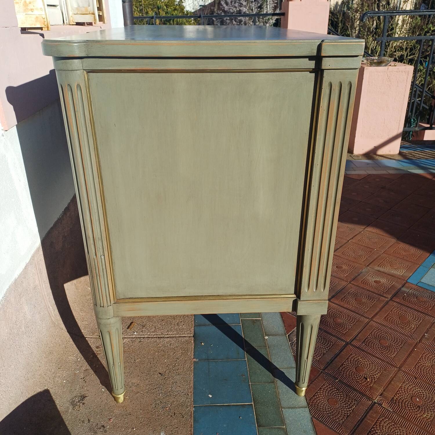 Louis XVI style patinated chest of drawers with 3 drawers.