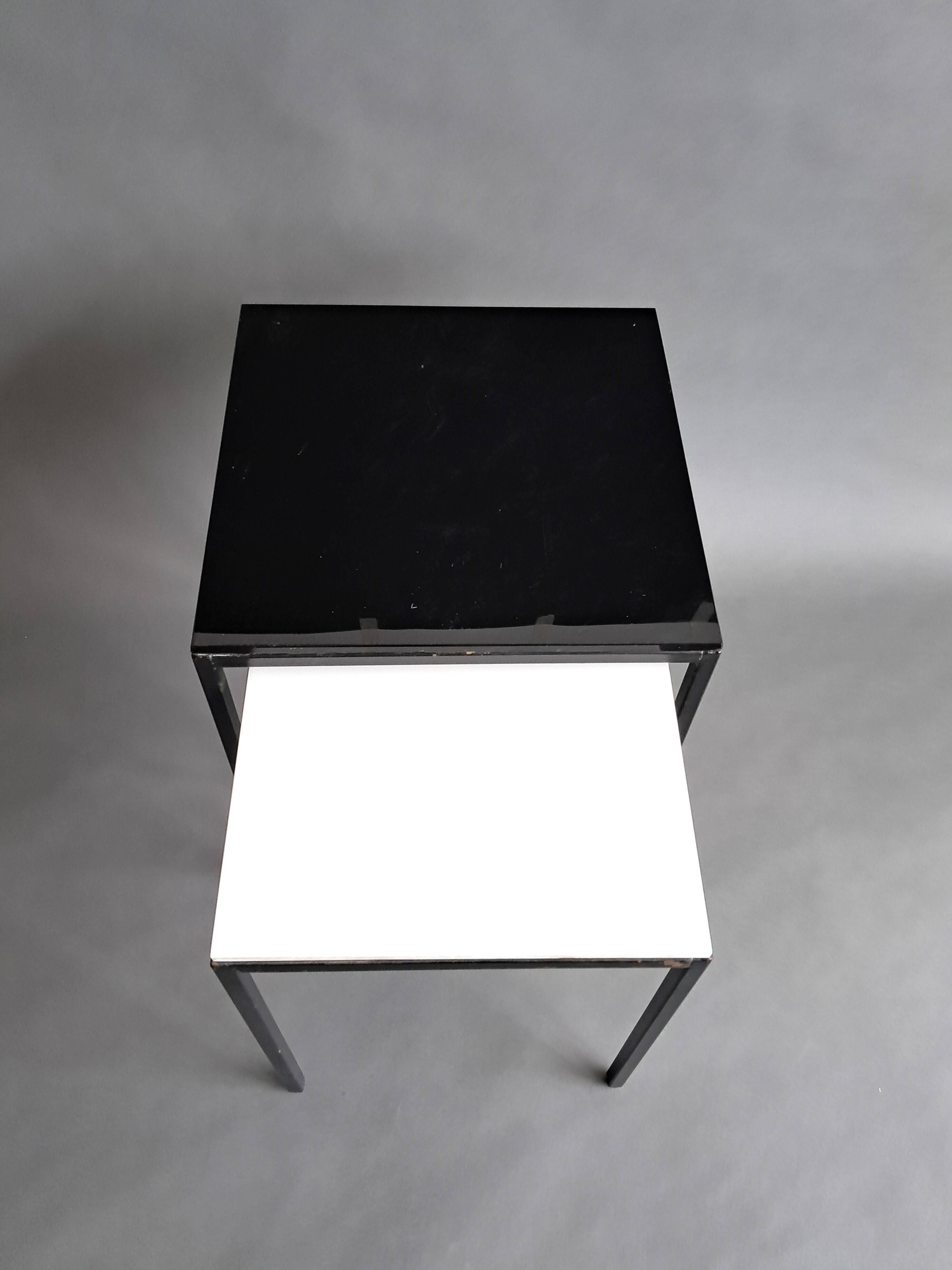 Pair of modernist nesting tables in black metal and white and black opaline 1960.