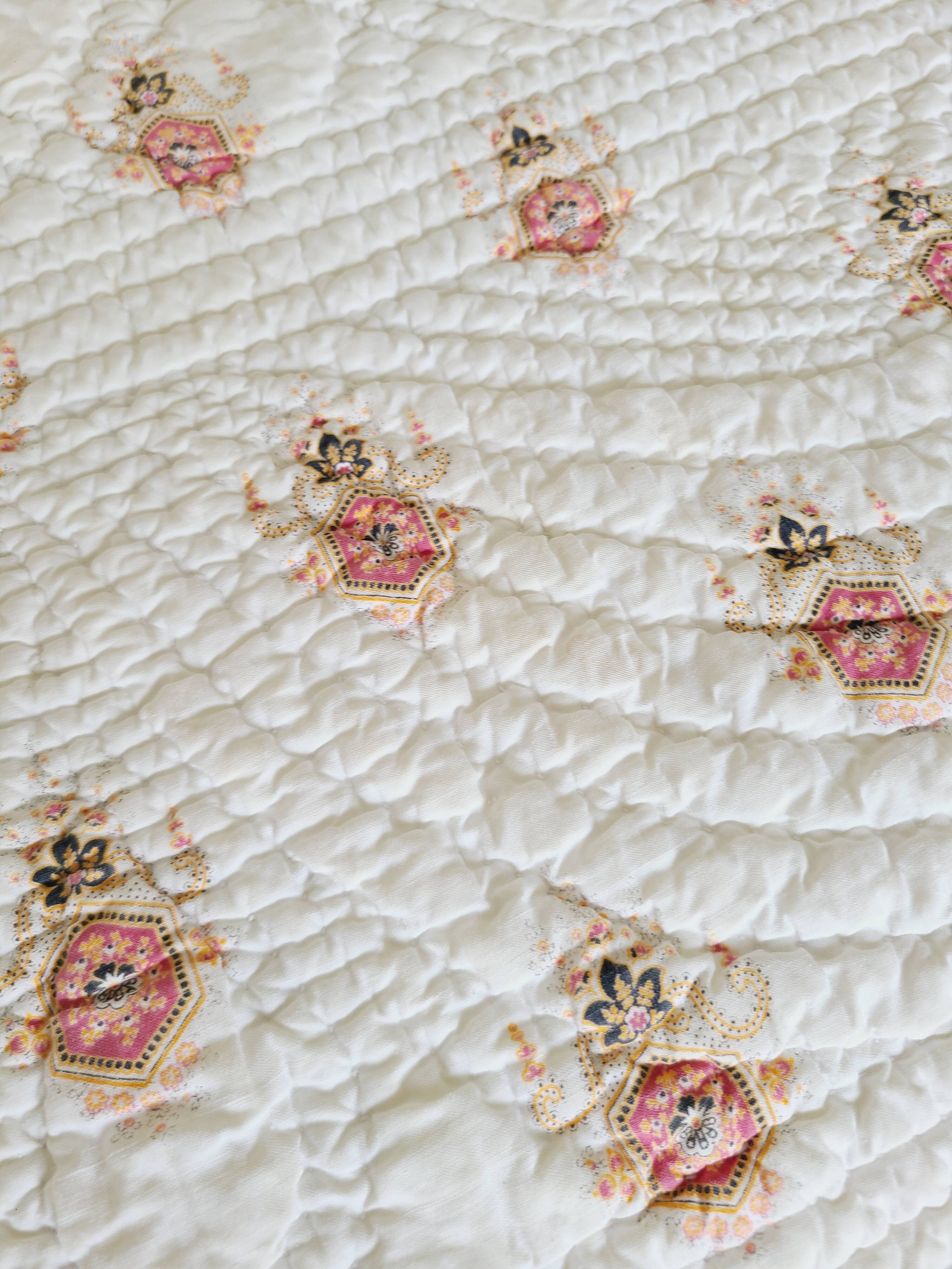 Large Provençal boutis from the 19th century, 195 x 190 cm.