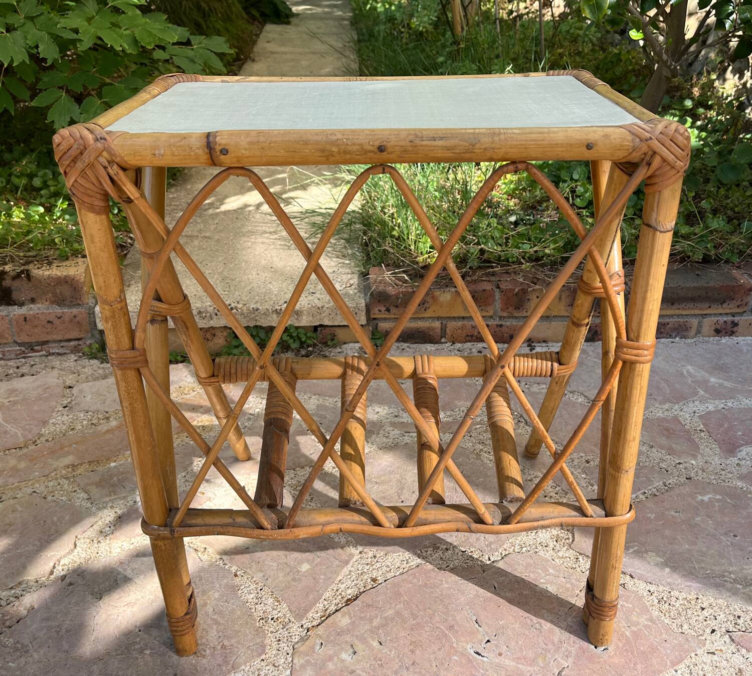 Bout de canapé - table d’appoint en rotin