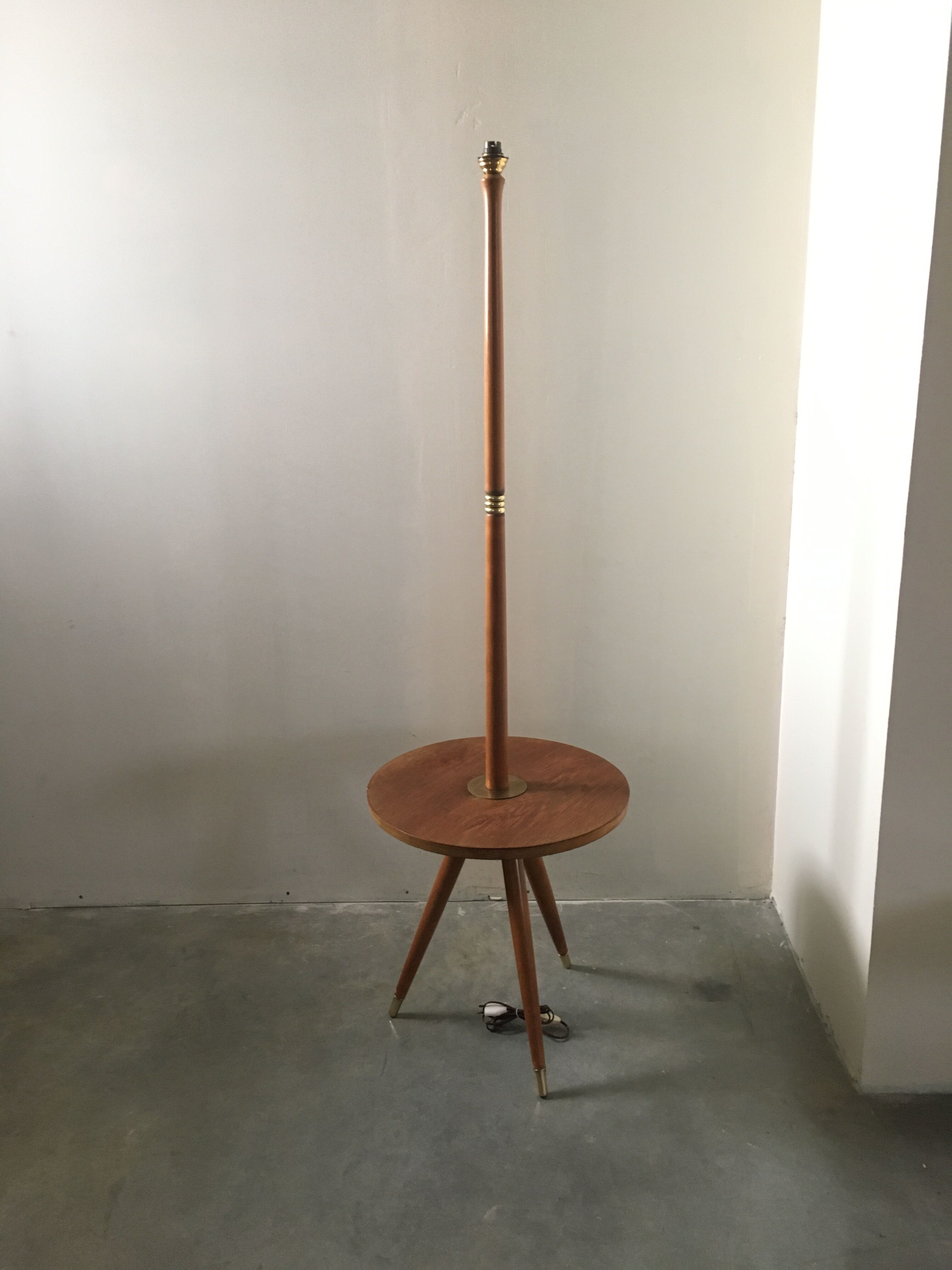 Tripod tablet lamppost