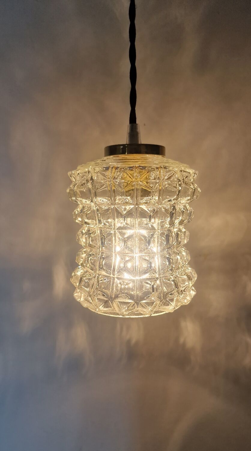 Chiseled glass suspension